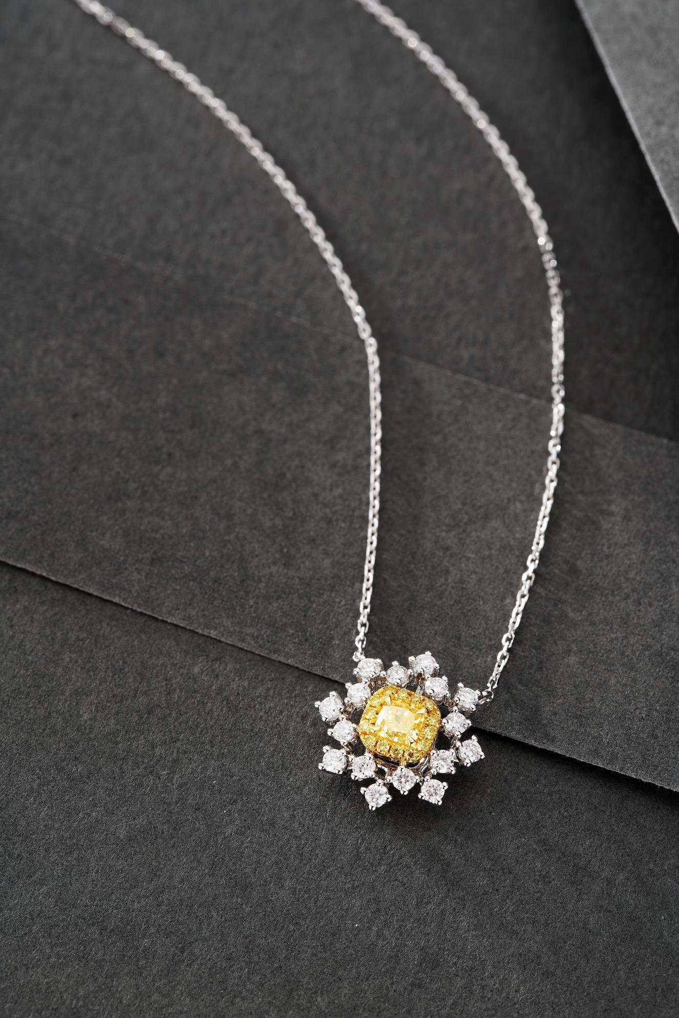 Modern 18K Yellow Gold Cushion-Cut Snowflake Pendant Necklace with Natural Diamonds For Sale