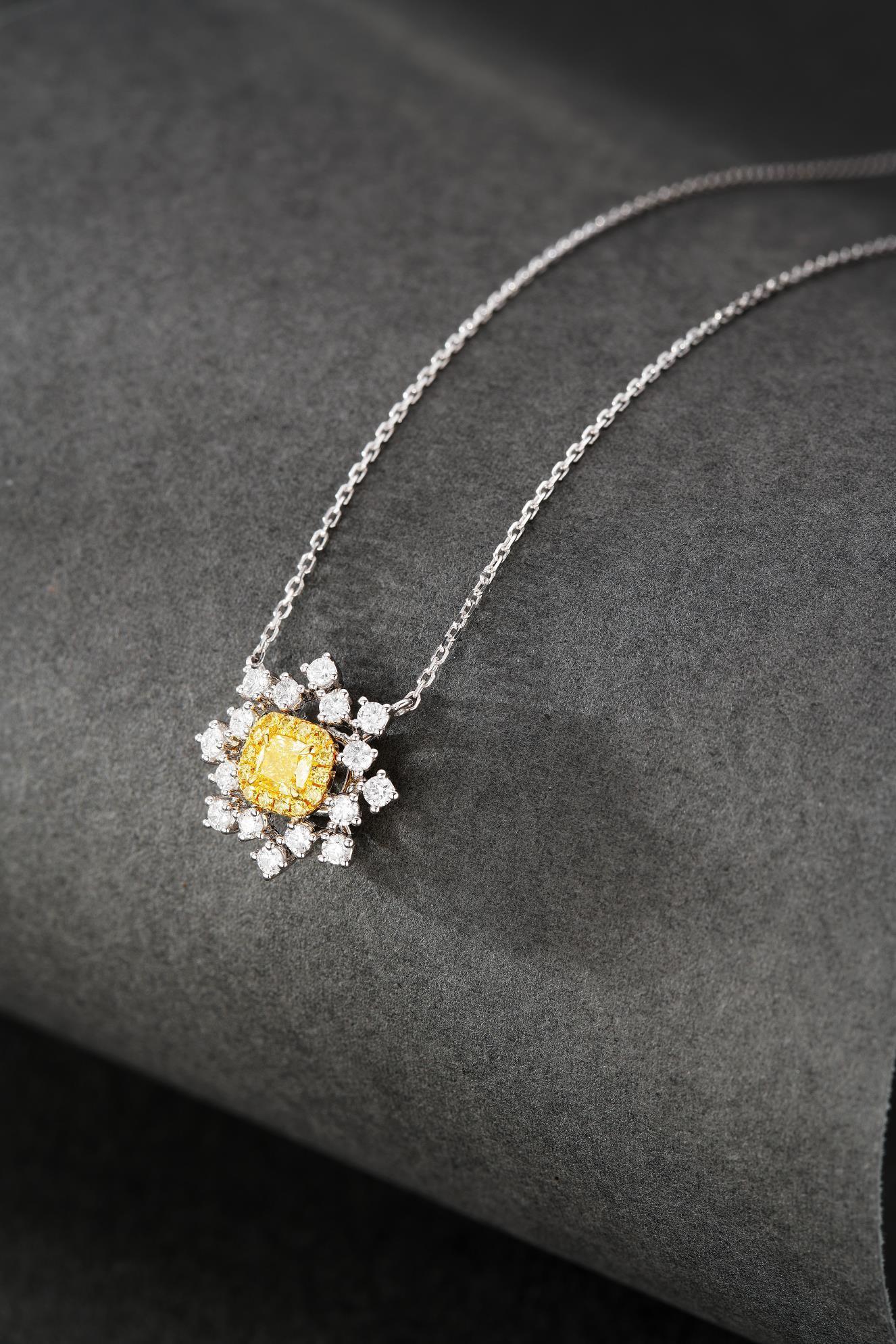 18K Yellow Gold Cushion-Cut Snowflake Pendant Necklace with Natural Diamonds In New Condition For Sale In Hong Kong, HK