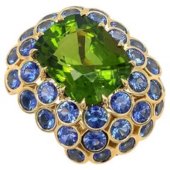 18 Karat Gelbgold Kissenring mit Peridot und Saphir im Kissenschliff