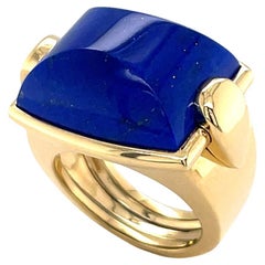 Anillo La Vallette de oro amarillo de 18 quilates de lapislázuli talla especial en forma de cojín