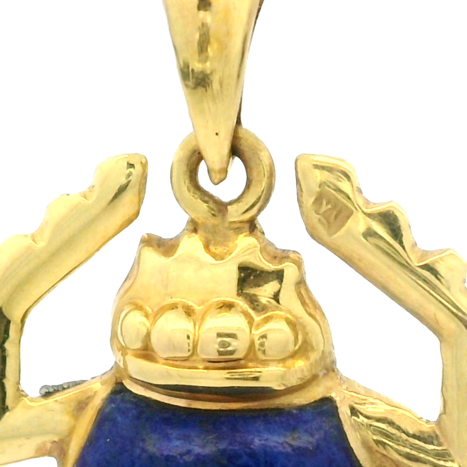 Taille cabochon Pendentif scarabée en or jaune 18 carats incrusté de lapis avec clous en vente