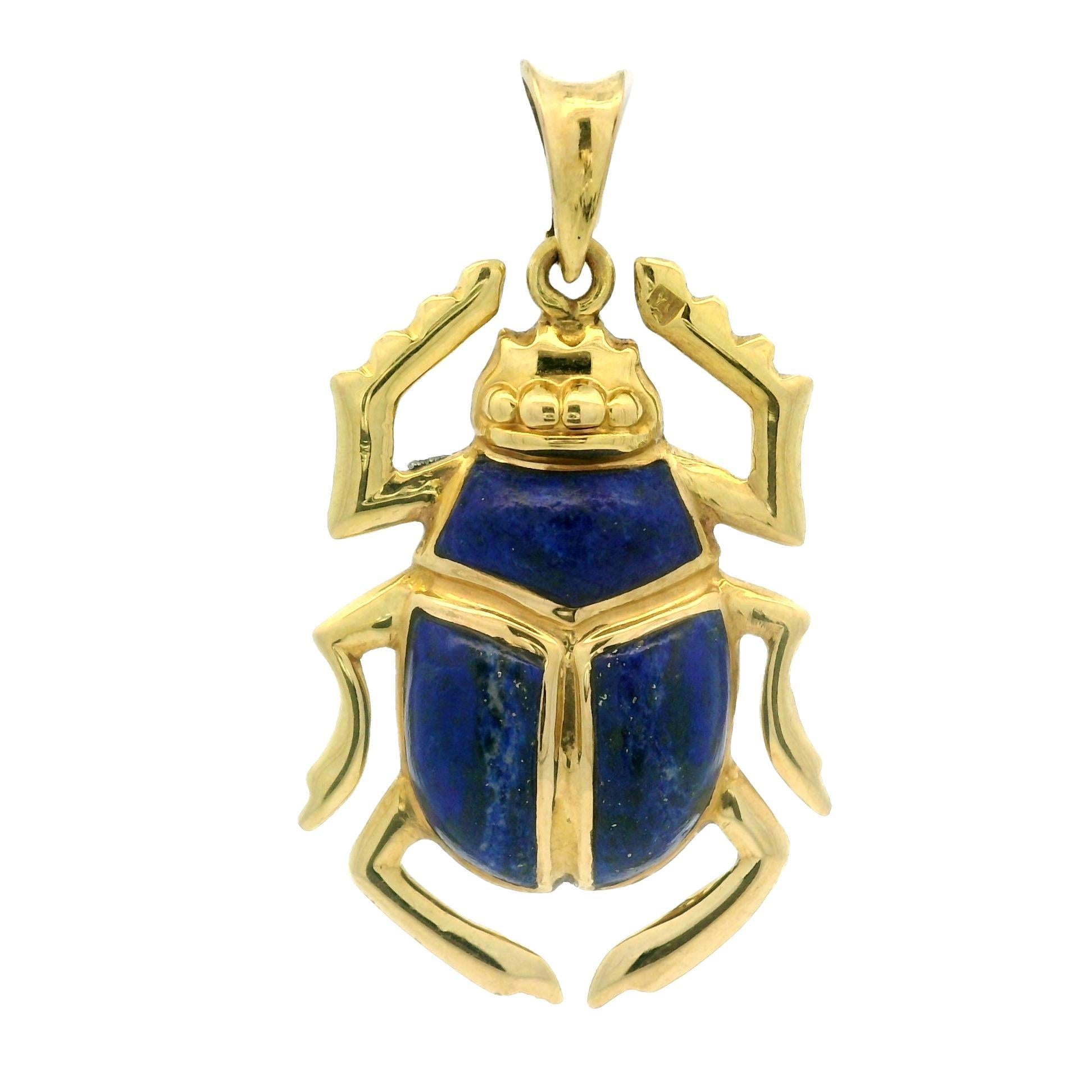 Pendentif scarabée en or jaune 18 carats incrusté de lapis avec clous Bon état - En vente à Montclair, NJ