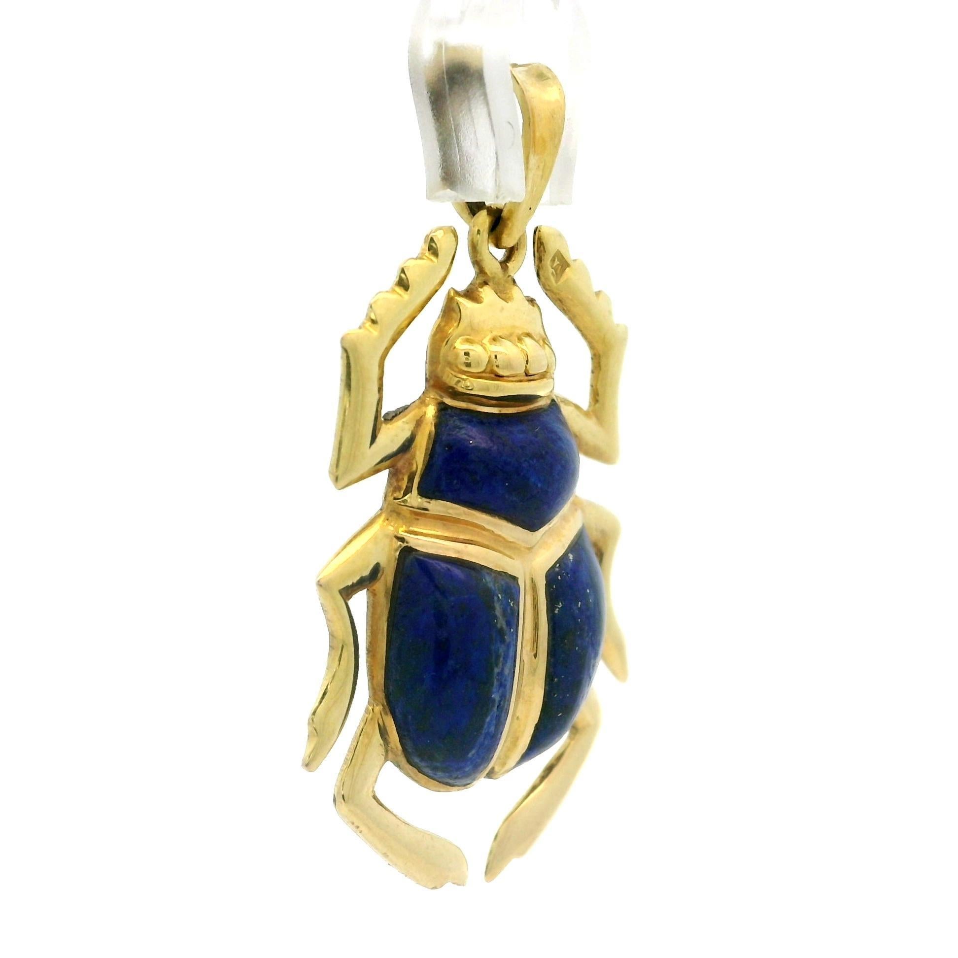 Pendentif scarabée en or jaune 18 carats incrusté de lapis avec clous Pour femmes en vente