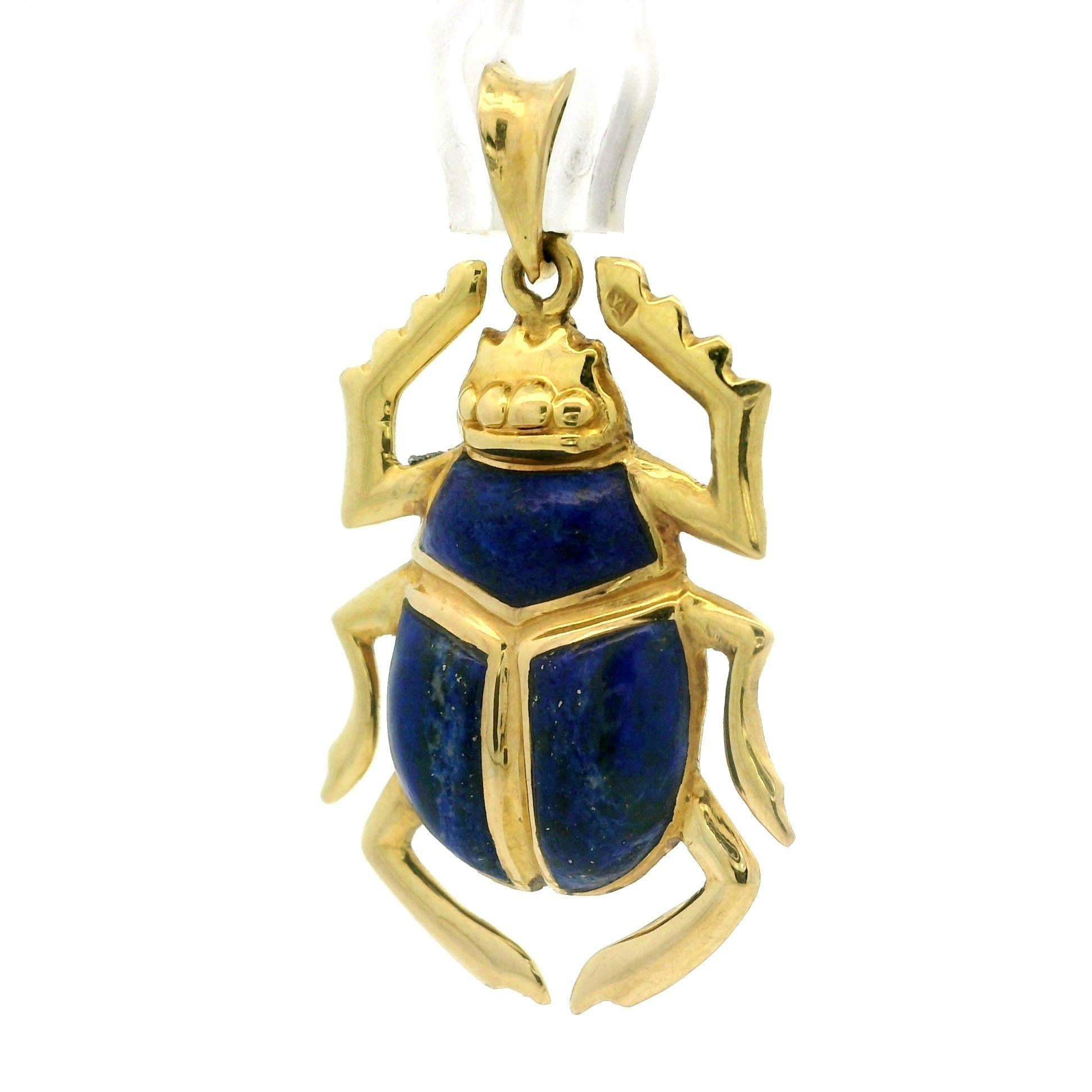 Pendentif scarabée en or jaune 18 carats incrusté de lapis avec clous en vente 1
