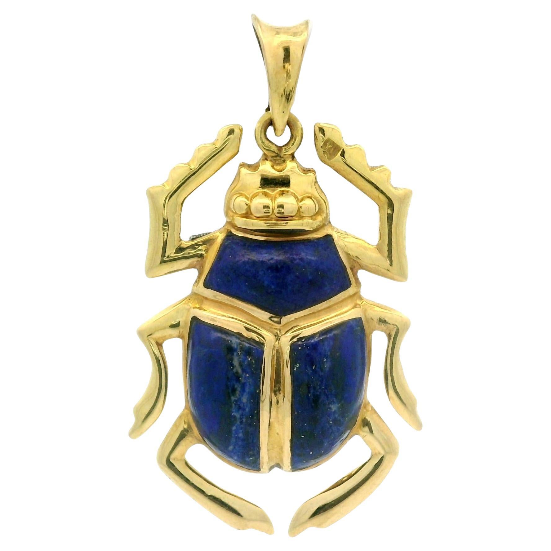 Pendentif scarabée en or jaune 18 carats incrusté de lapis avec clous en vente