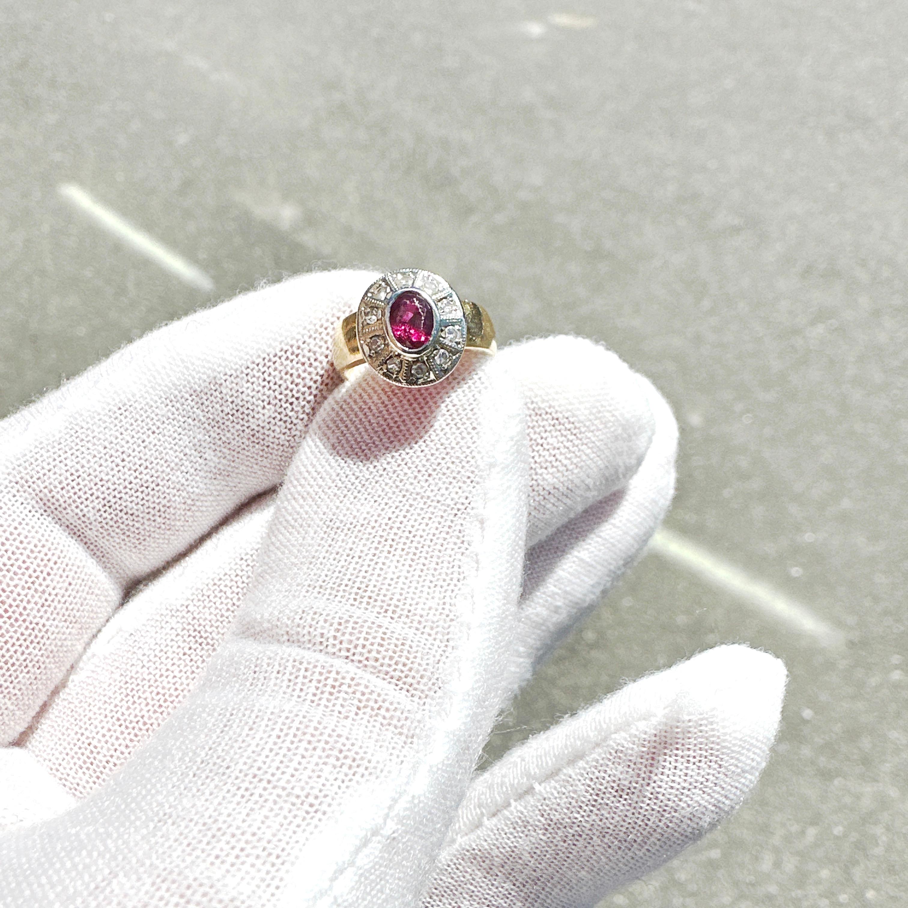 Hier ist eine schöne 18k Gelbgold Custom Made natürlichen Rubin und Diamant-Ring.

Dieser Ring enthält einen 0,40ct ovalen, facettierten, natürlichen Rubin mit den Maßen 5,00mm x 3,38mm x 2,80mm. Rubin ist mit mittlerem Ton, leicht violett-roten