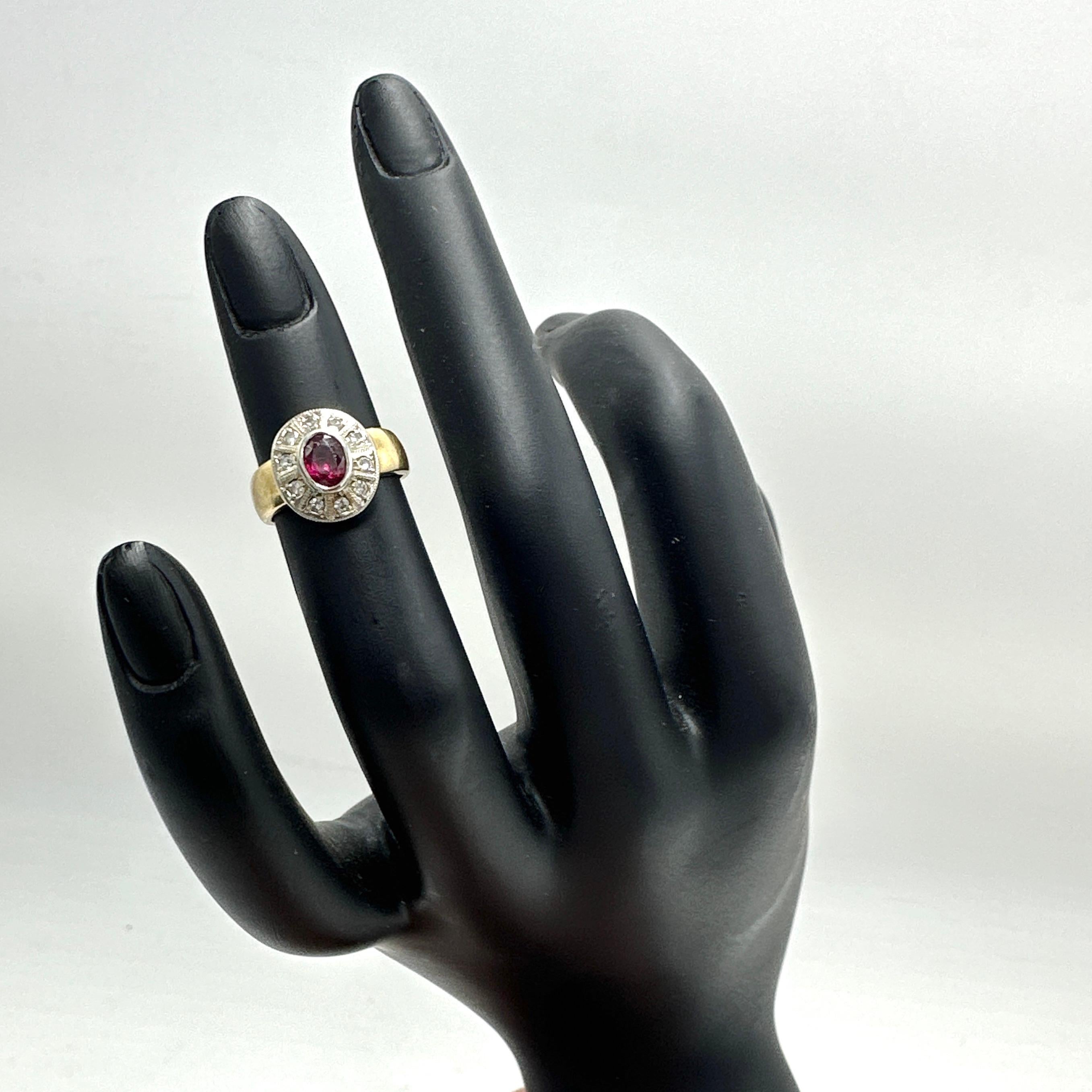 18 Karat Gelbgold maßgefertigter Ring mit natürlichem Rubin und Diamanten. 0,55TCW im Zustand „Gut“ in Victoria, BC
