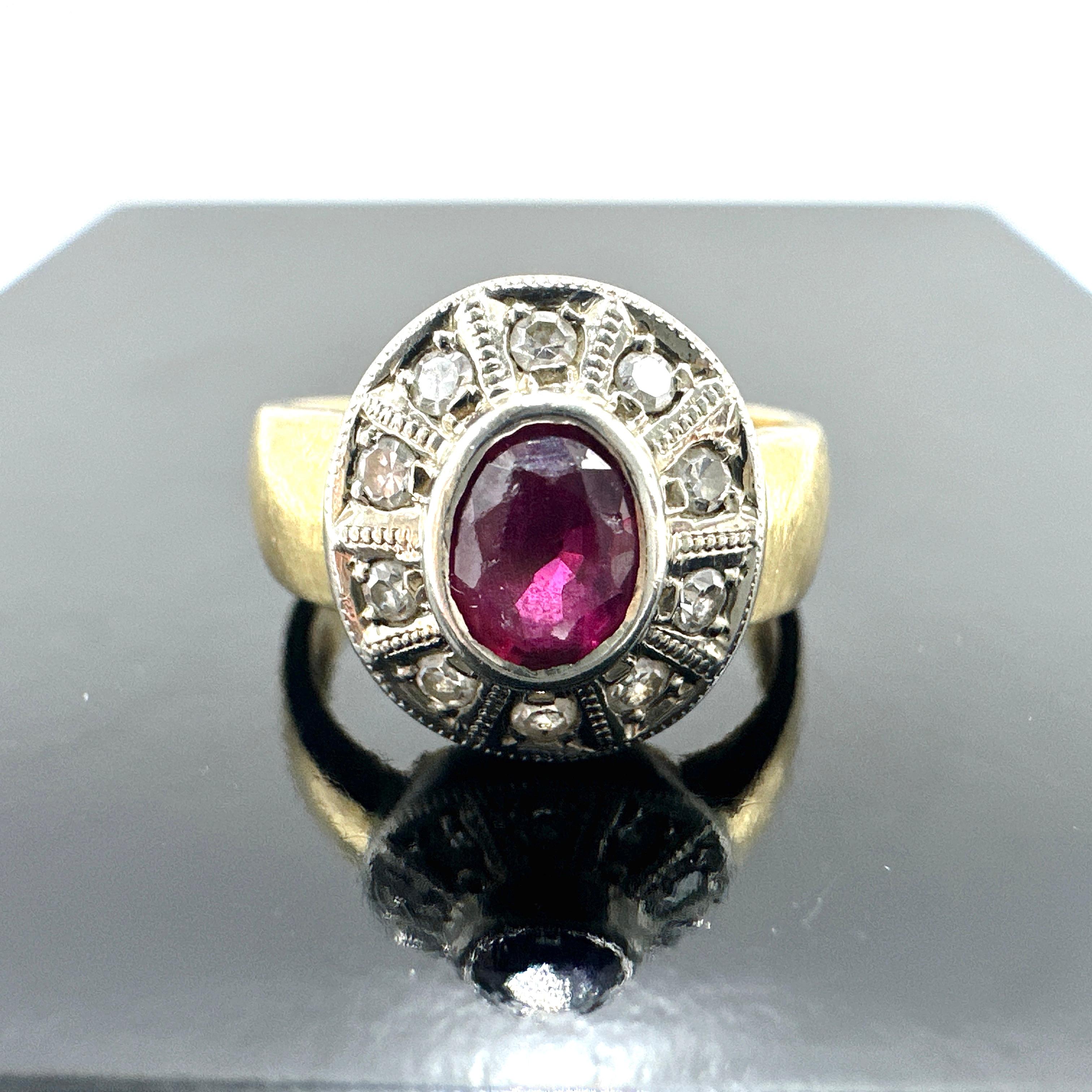 18 Karat Gelbgold maßgefertigter Ring mit natürlichem Rubin und Diamanten. 0,55TCW 2