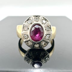 18 Karat Gelbgold maßgefertigter Ring mit natürlichem Rubin und Diamanten. 0,55TCW
