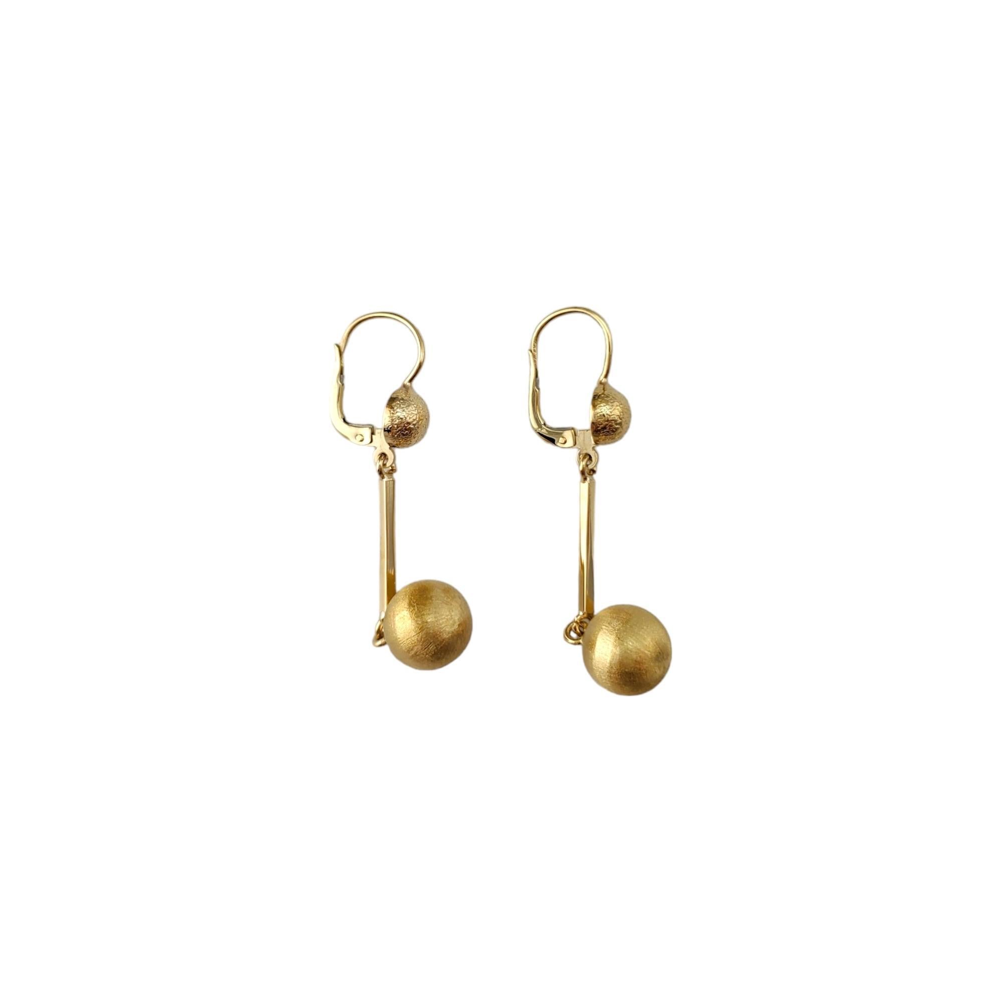 18K Yellow Gold Dangle Ball Earrings -

Stand out with these unique dangle earrings.  

Size:  51.5 mm X 10.2 mm X 10.2 mm

Weight:  5.0 dwt. /  7.8 gr.

Marked: Italy K18

Very good condition, professionally polished.

Will come packaged in a gift