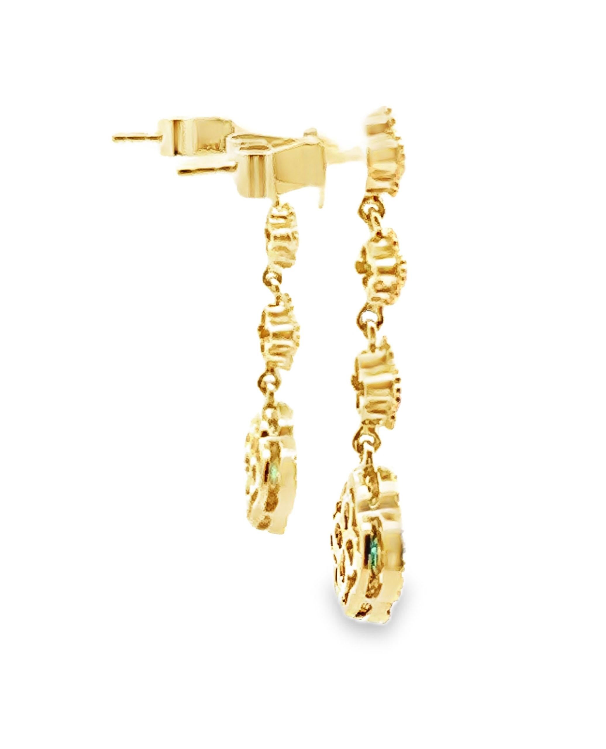 Contemporary 18K Yellow Gold Dangling Quatrefoil Earrings Alternating Diamonds & Emeralds For Sale
