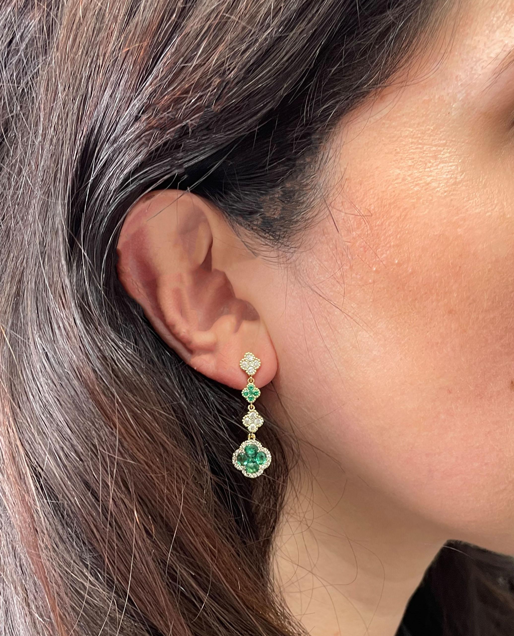 Round Cut 18K Yellow Gold Dangling Quatrefoil Earrings Alternating Diamonds & Emeralds For Sale