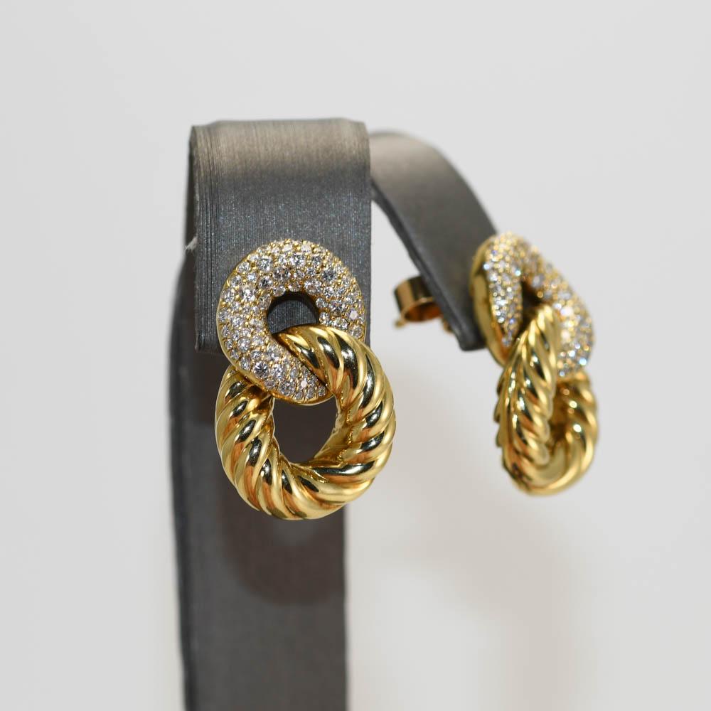 David Yurman 18ky Belmont curb link diamond earrings.
Stamped D.Y. 750 and weigh 12.4 grams.
The diamonds are round brilliant cuts, approximate .50 total carats, F to G color.
The earrings measure 7/8 inches long and 1/2 inch wide.
Posts with