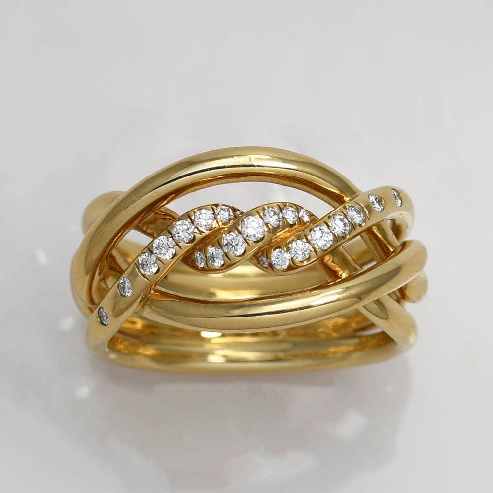 David Yurman Continuance Ring aus 18k Gelbgold mit Diamanten.
Gestempelt  D.Y.  750 und wiegt 10,8 Gramm.
Die Diamanten haben einen runden Brillantschliff, insgesamt 0,25 Karat, Farbe F bis G, Reinheit VS.
Die Oberseite des Rings ist 11,5 mm