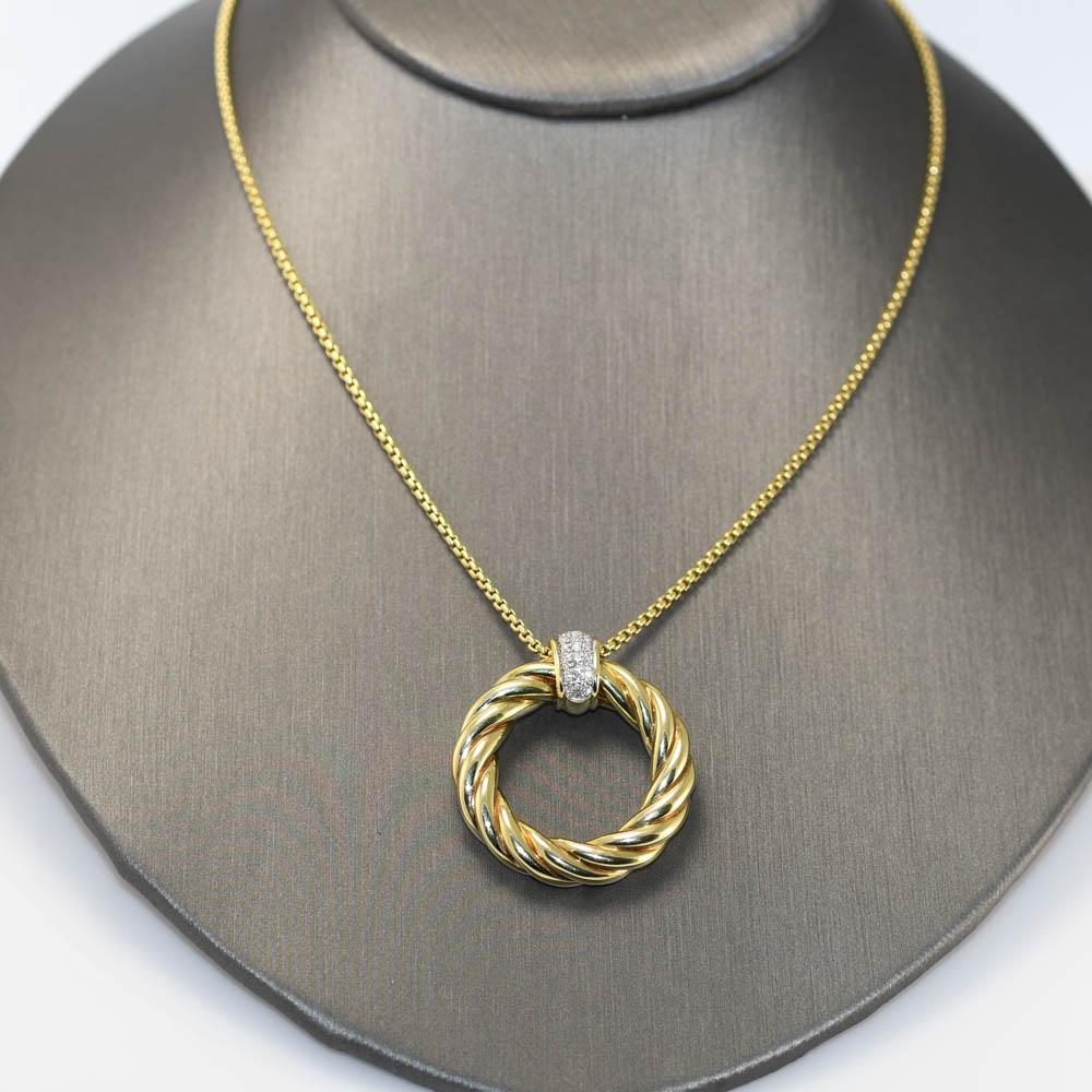 David Yurman Halskette aus 18k Gelbgold und Diamanten.
Gestempelt D.Y. 750 und wiegt 19,4 Gramm.
17 Zoll Kabelgliederkette.
Das Kabel Stil Kreis Anhänger misst 1 1/8 Zoll im Durchmesser und 6mm dick.
Die Diamanten haben einen runden Brillantschliff,