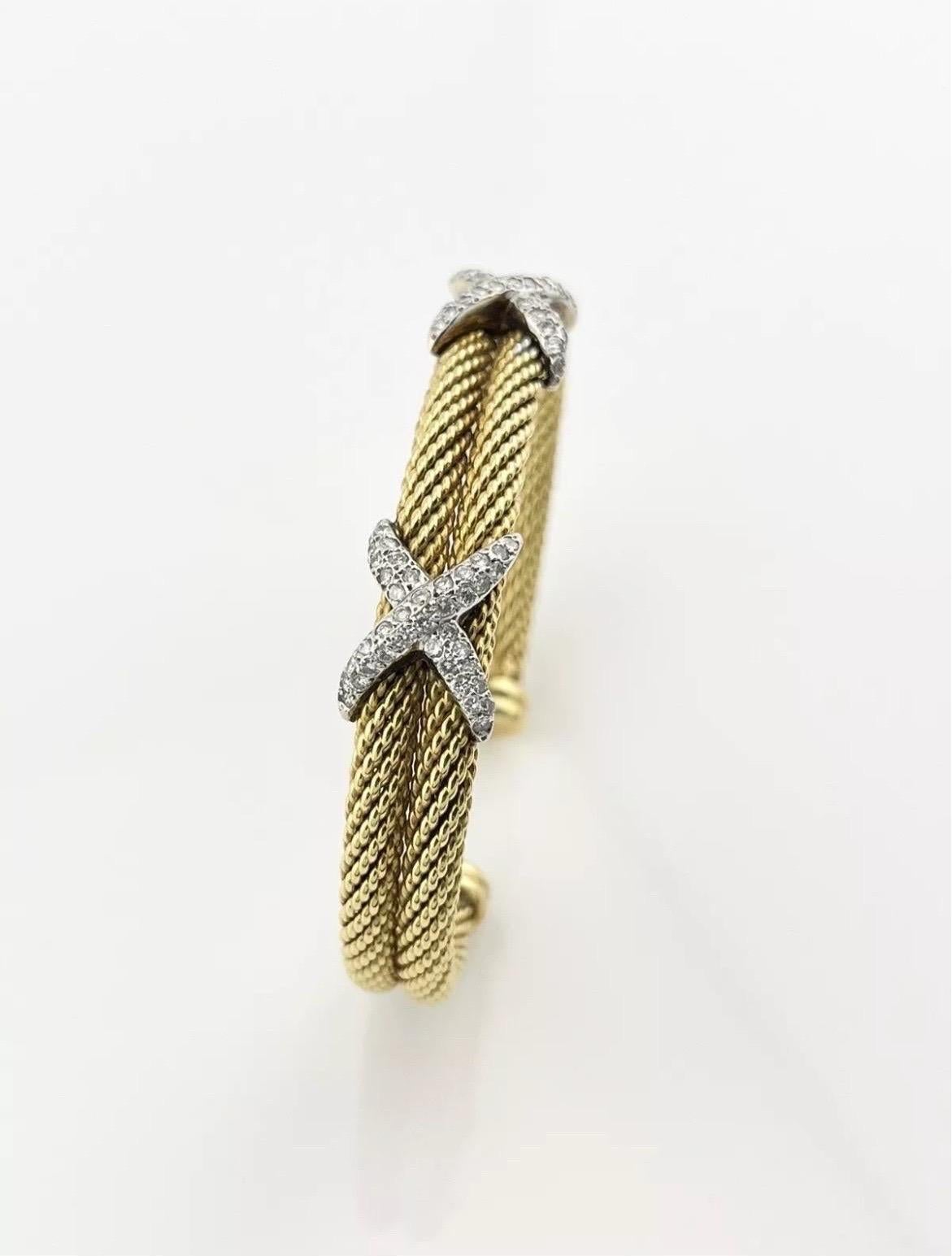 Le bracelet double manchette ouverte en or jaune 18k David Yurman Diamond X Cable est une pièce époustouflante qui allie sans effort élégance et design audacieux. Fabriqué en or jaune 18 carats, le bracelet présente le motif de câble torsadé