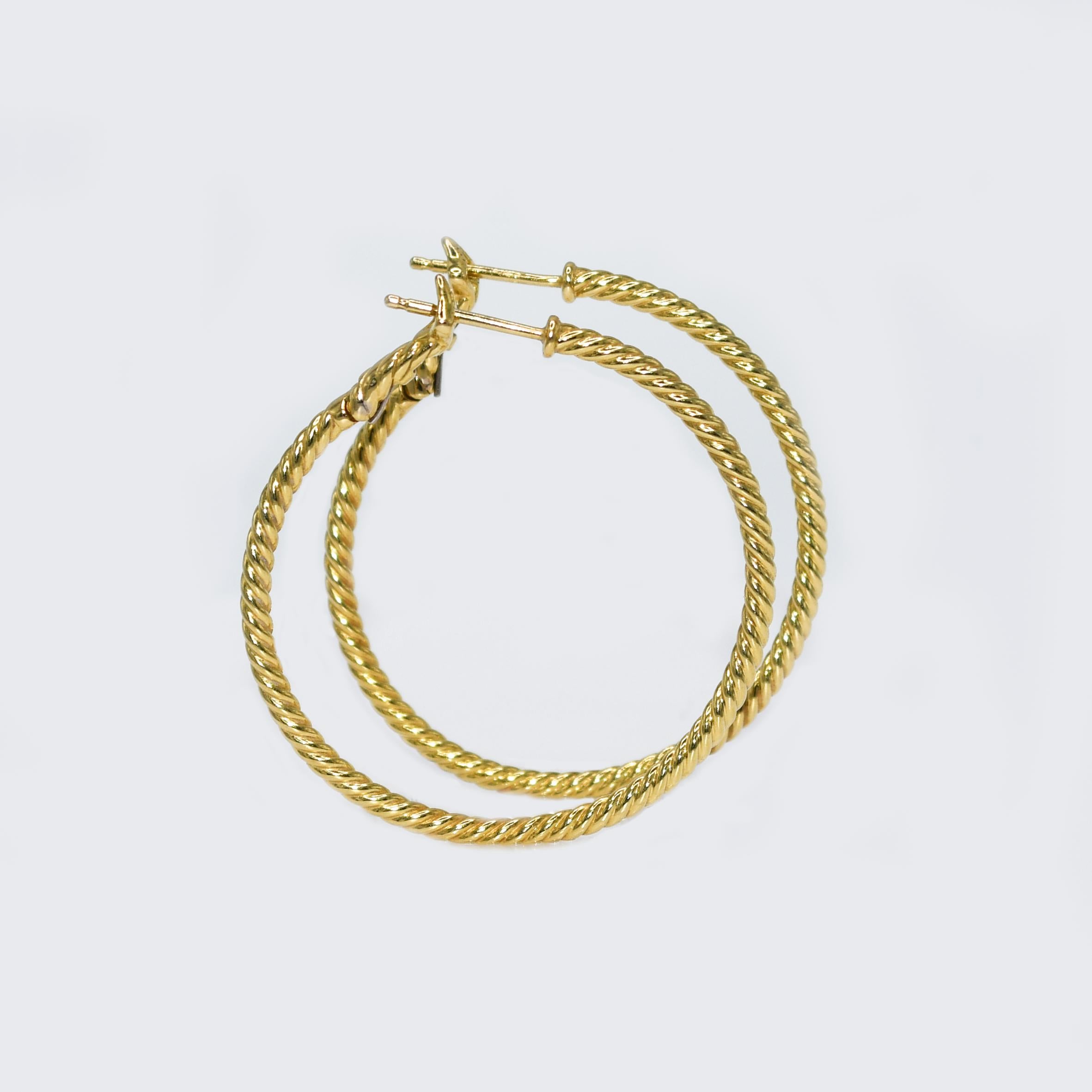 18K Yellow Gold David Yurman Hoop Earrings Cable Spira, 6.8g
David Yurman 18k yellow gold spira cable hoop earrings.
Stamped D.Y. 750 M and weigh 6.8 grams.
The hoops measure 2.1mm thick and 1 3/8 inches in diameter.
Comes with David Yurman