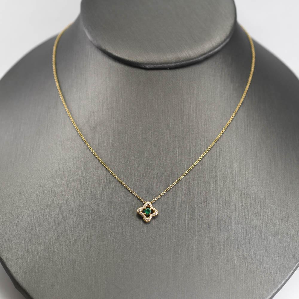Ladies David Yurman 18k yellow gold necklace with Emerald and Diamond pendant.
Stamped D.Y. 750 on the clasp and weighs 2.5 grams.
The Emerald is approximately .10 carats.
The side diamonds are round brilliant cuts, .07 total carats.
The chain