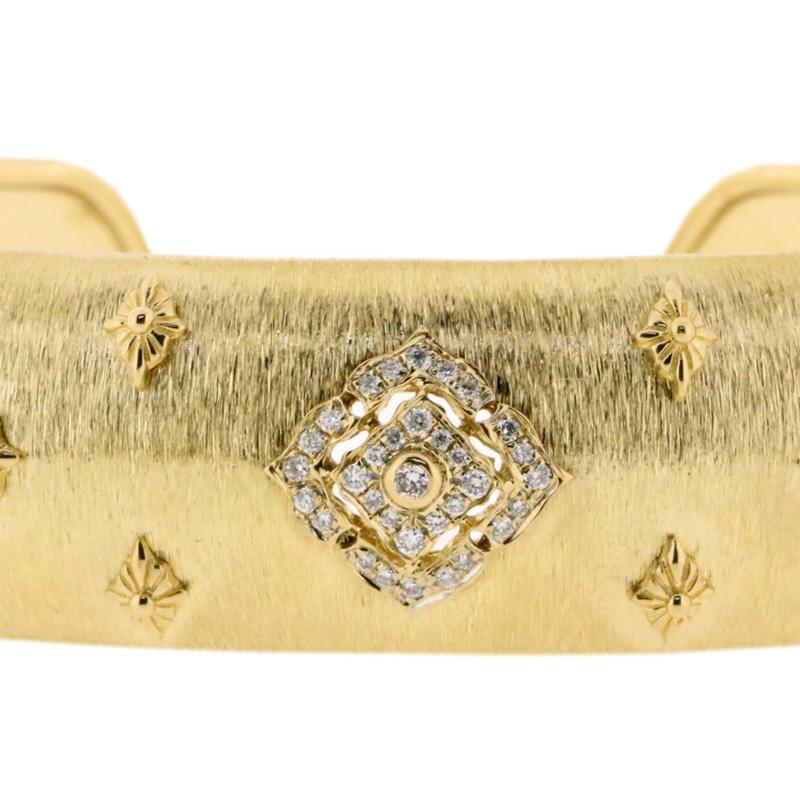 18 Karat Gelbgold - 17,88 GM
99 Diamanten – 0,43 Karat

Vorlaufzeit: 3–4 Wochen

Das Familienunternehmen Althoff Jewelry hat es sich zur Aufgabe gemacht, elegante, luxuriöse und anmutige Stücke zu kreieren. Entdecken Sie Armbänder, Ohrringe und