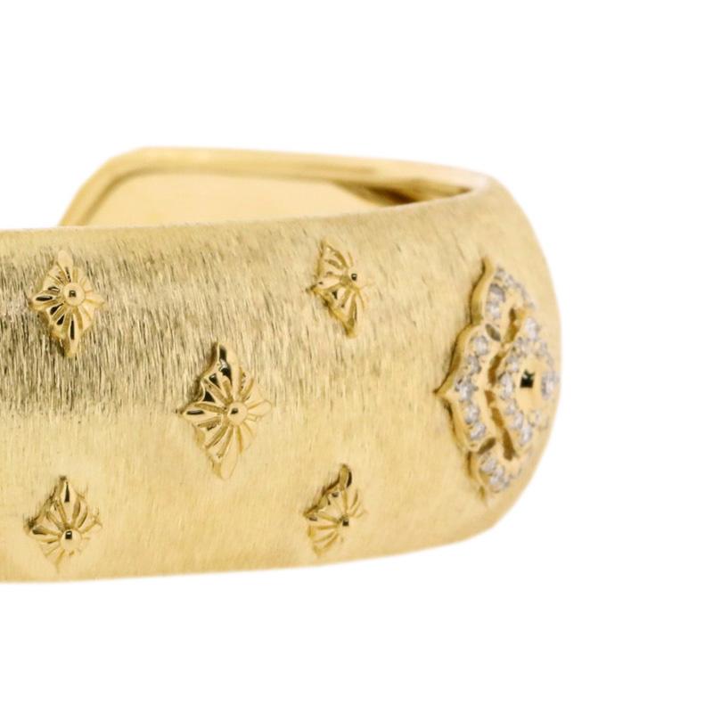 18 Karat Gelbgold Zarter Diamant durchbrochener Armreif in florentinischem Finish (Rundschliff)