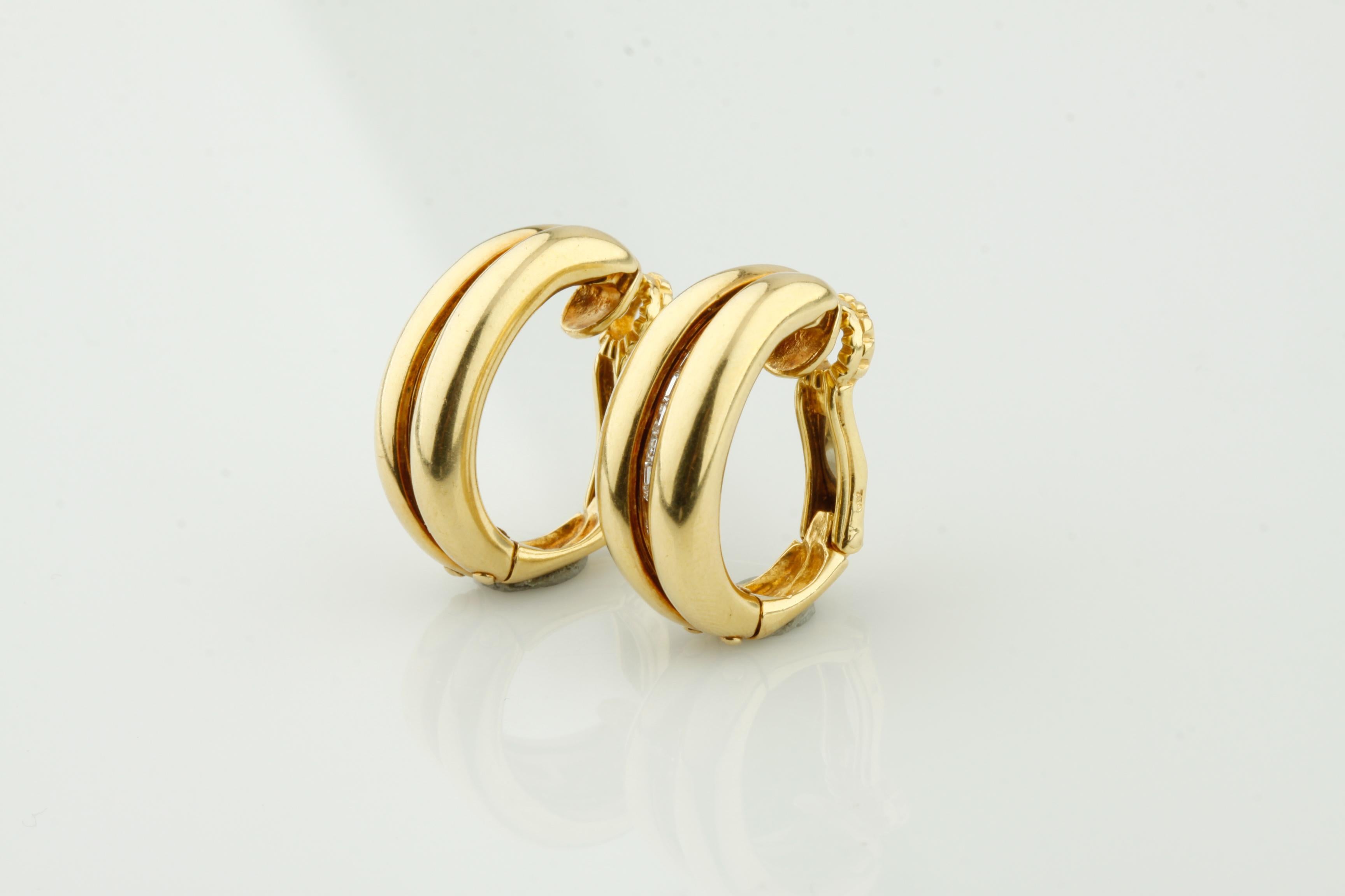 Moderne Superbes boucles d'oreilles à clip Huggie Reveal en or jaune 18 carats et diamants en vente