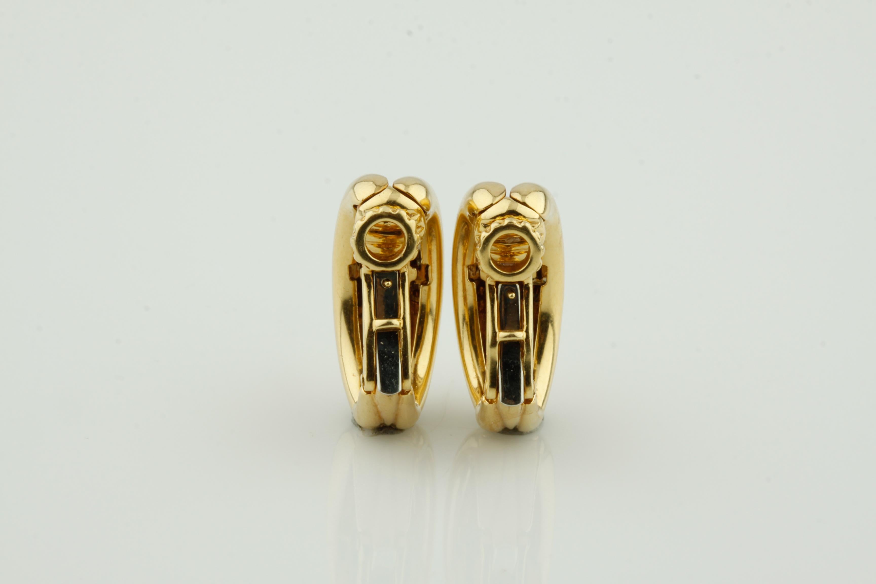 Taille carrée Superbes boucles d'oreilles à clip Huggie Reveal en or jaune 18 carats et diamants en vente