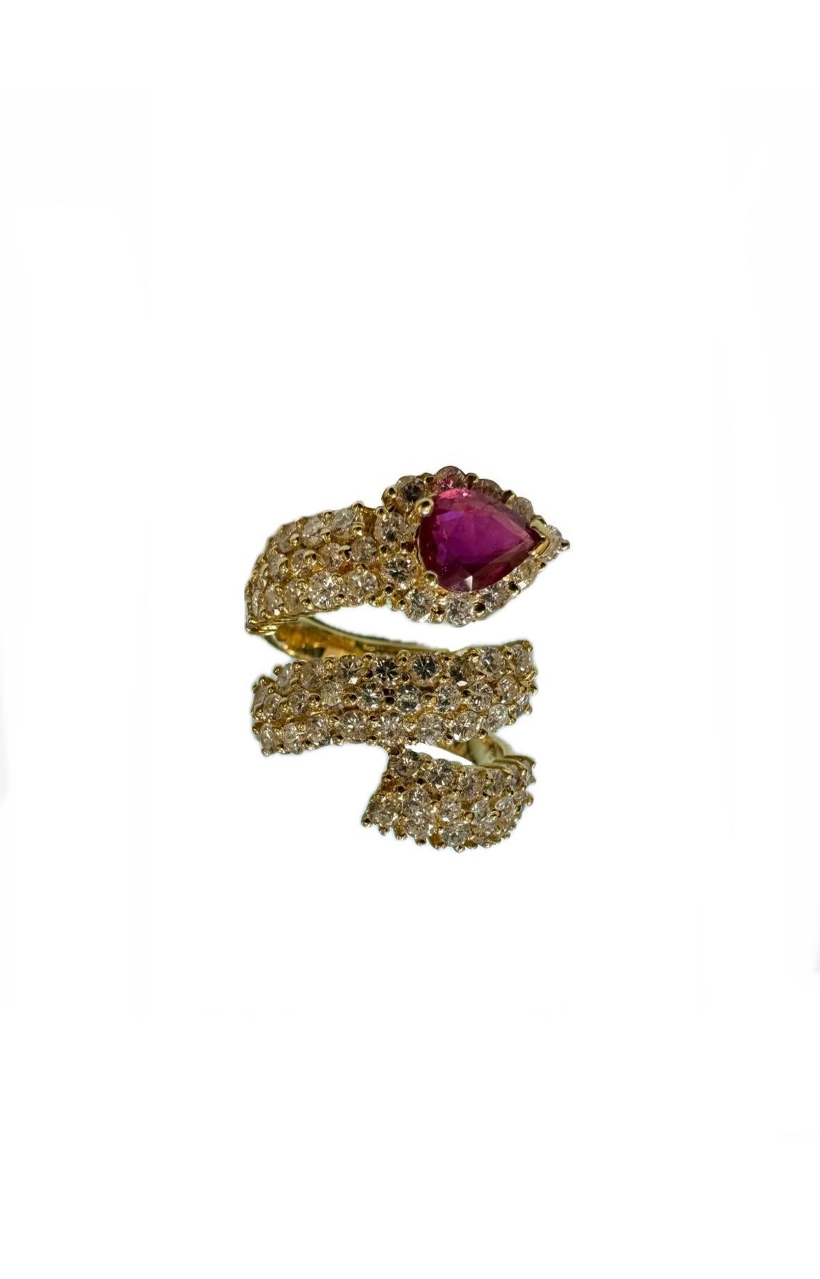 Collection Design/One Design 

Métal - Or jaune 18 carats, .750.  12,70 grammes. 

Pierres - 1 rubis poire sans chaleur 0,98 carats, 71 diamants ronds G-H couleur SI1 clarté 2,66 carats. 

Numéro de rapport GIA 

Taille : 7 1/2.  Taille libre. 

La