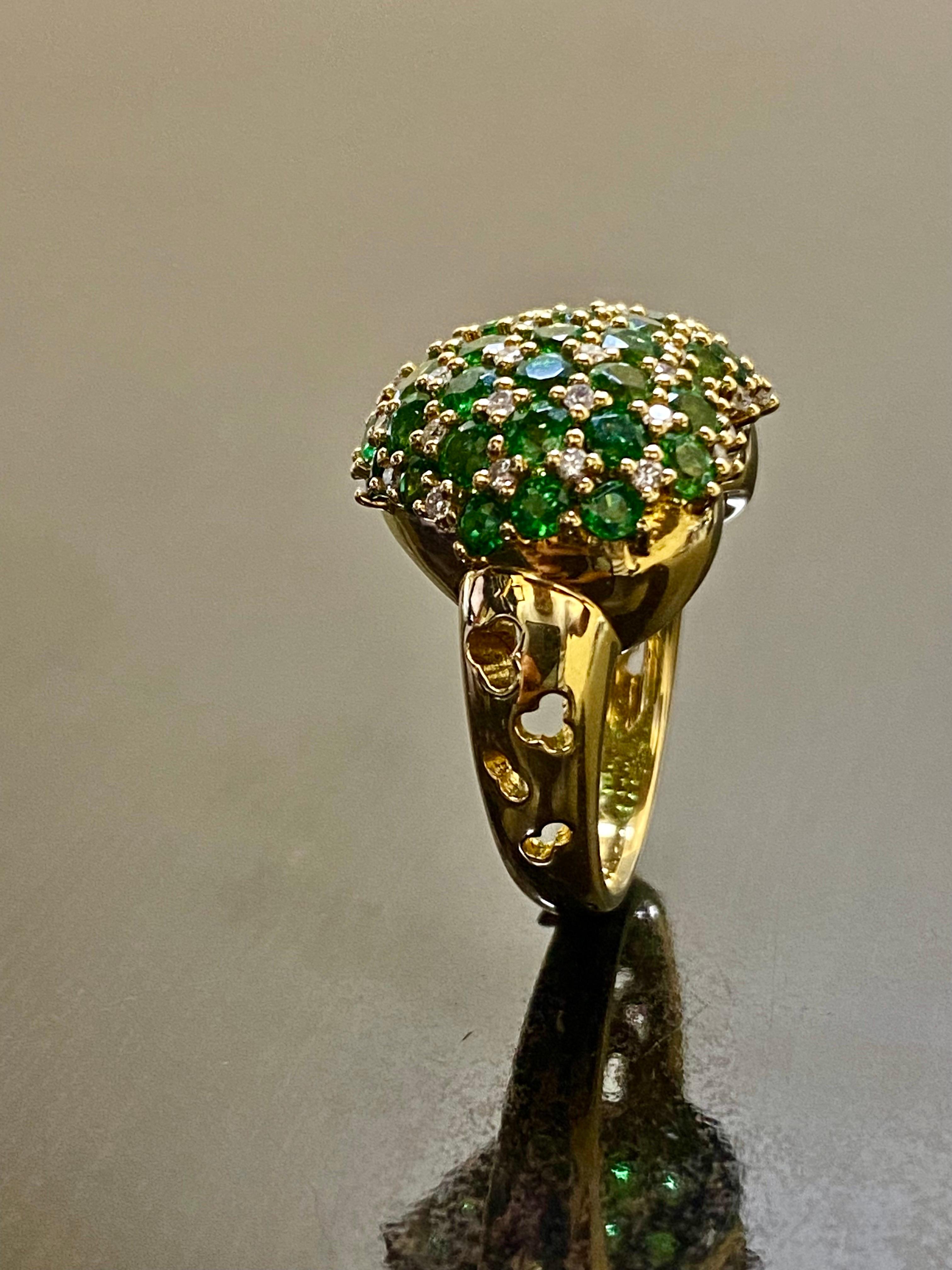 Moderno Anello con cuore di granato tsavorite in oro giallo 18K e diamante da 5,24 carati in vendita