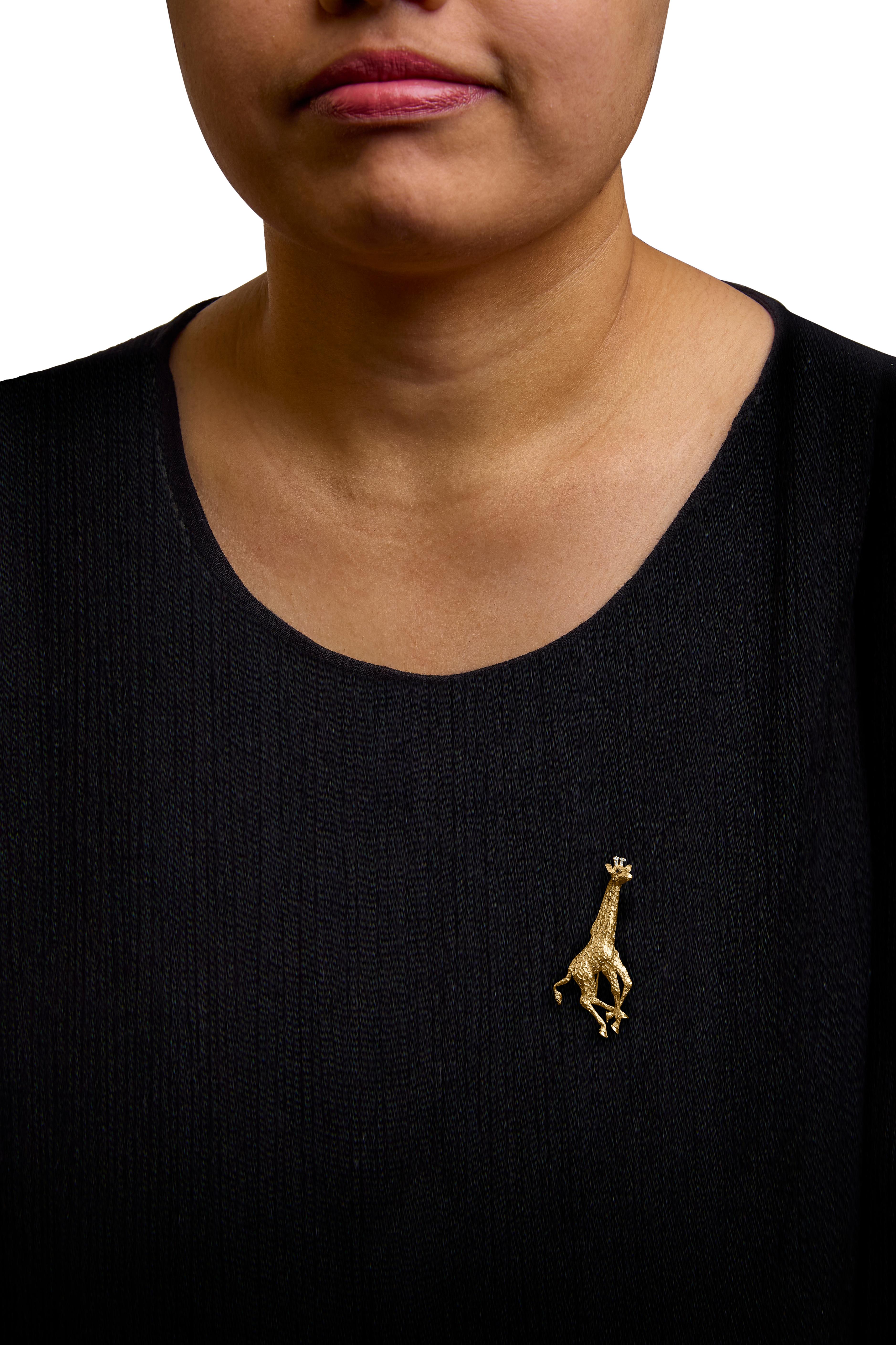 18K Yellow Gold Diamond Accent and Blue Sapphire Giraffe Pin Brooch In New Condition For Sale In New York, NY