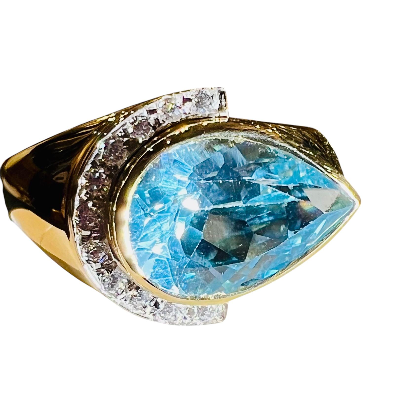 18K yellow gold ring set in its center with a blue topaz, cut in a faceted pear, estimated to weigh approximately 3.50 carats.
Surrounded by a paving of diamonds estimated to weigh approximately 0.20 carats in total.
Size of the blue topaz:
max