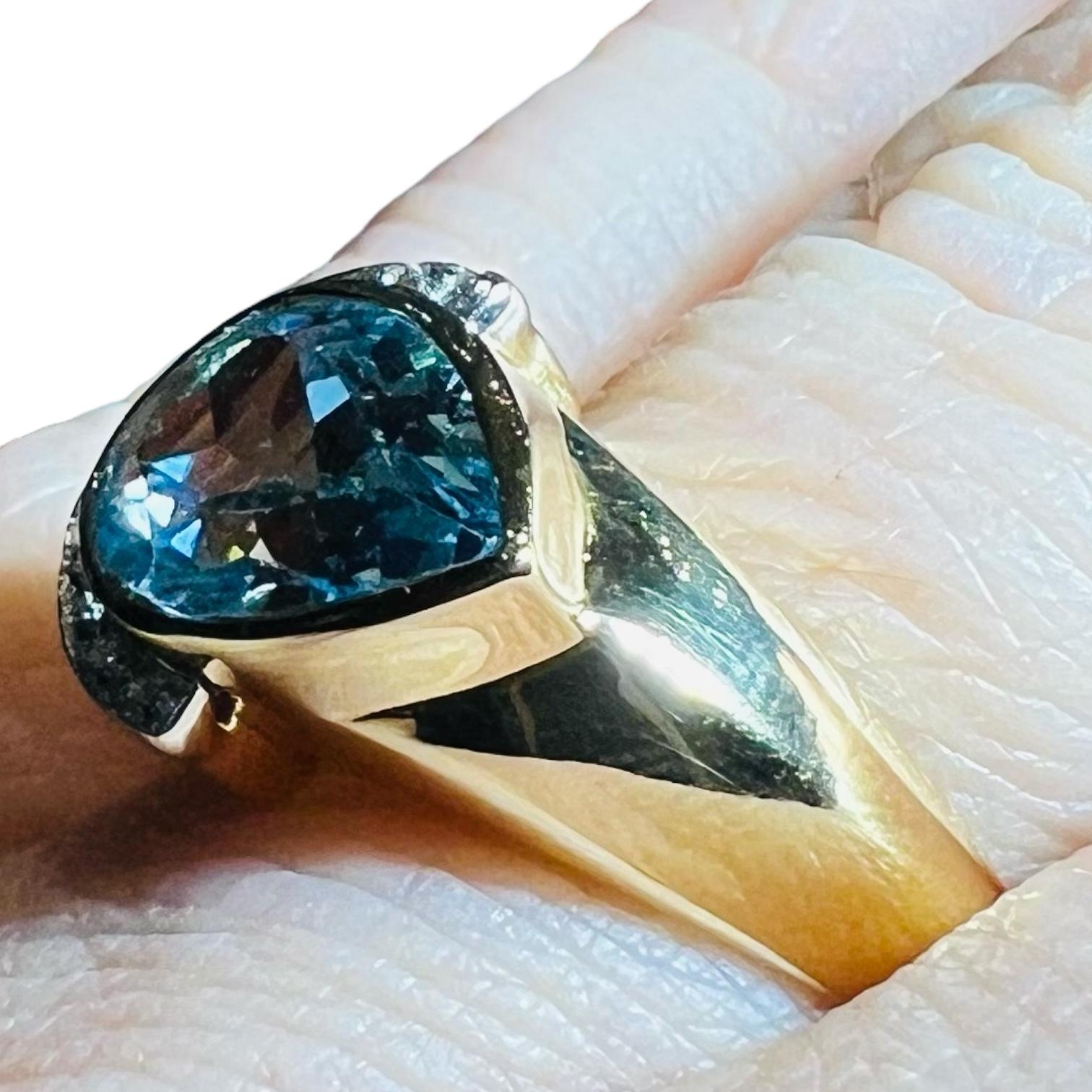 18k Yellow Gold Diamond And Blue Topaz Ring For Sale 14