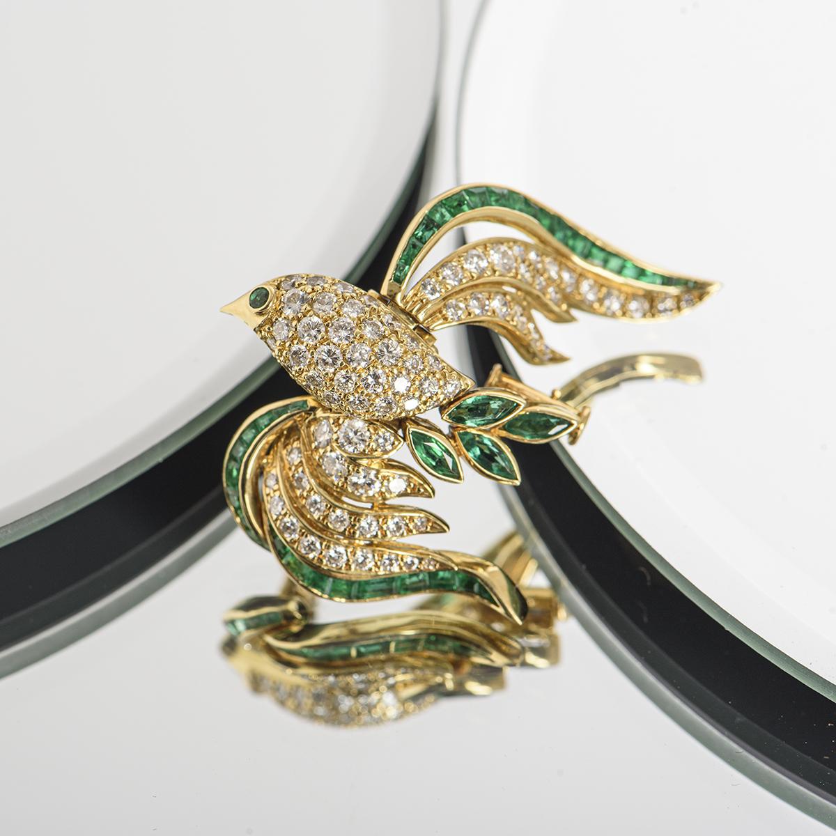 Round Cut 18k Yellow Gold Diamond and Emerald Bird Brooch For Sale