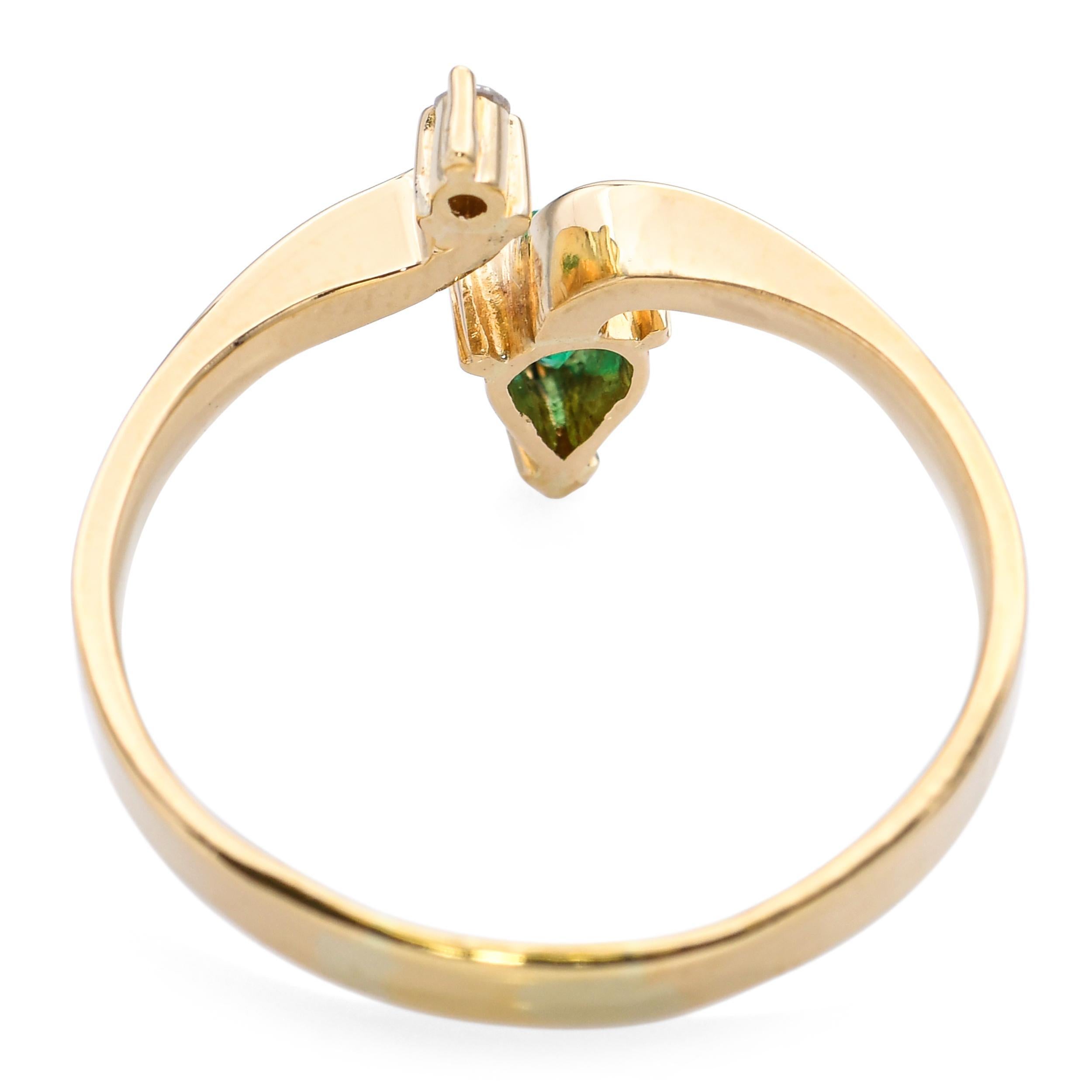 Donna Anello bypass con diamanti e smeraldi in oro giallo 18k in vendita