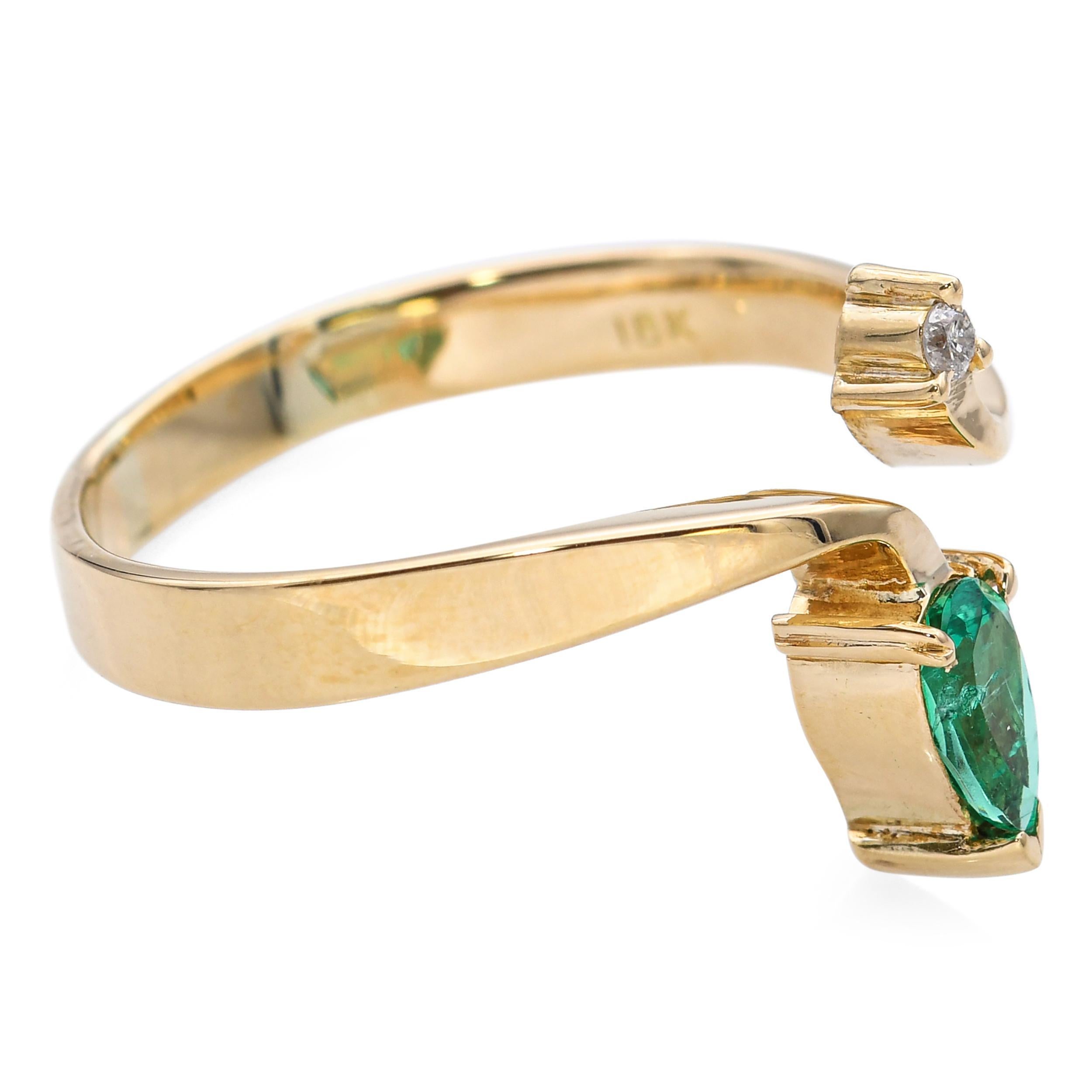 Anello bypass con diamanti e smeraldi in oro giallo 18k in vendita 1