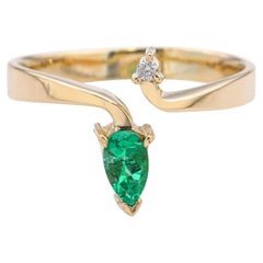 Anello bypass con diamanti e smeraldi in oro giallo 18k