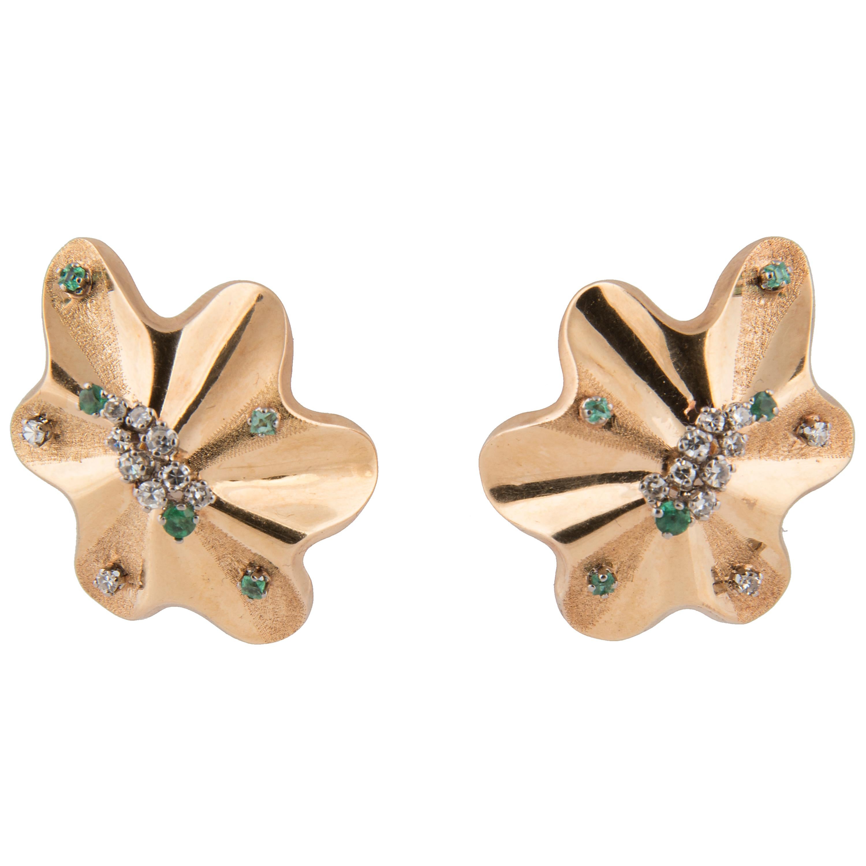 Pair of clip-on earrings, 18kt mat and polished gold set with diamond and emeralds
French import mark
Italy, 1970s
