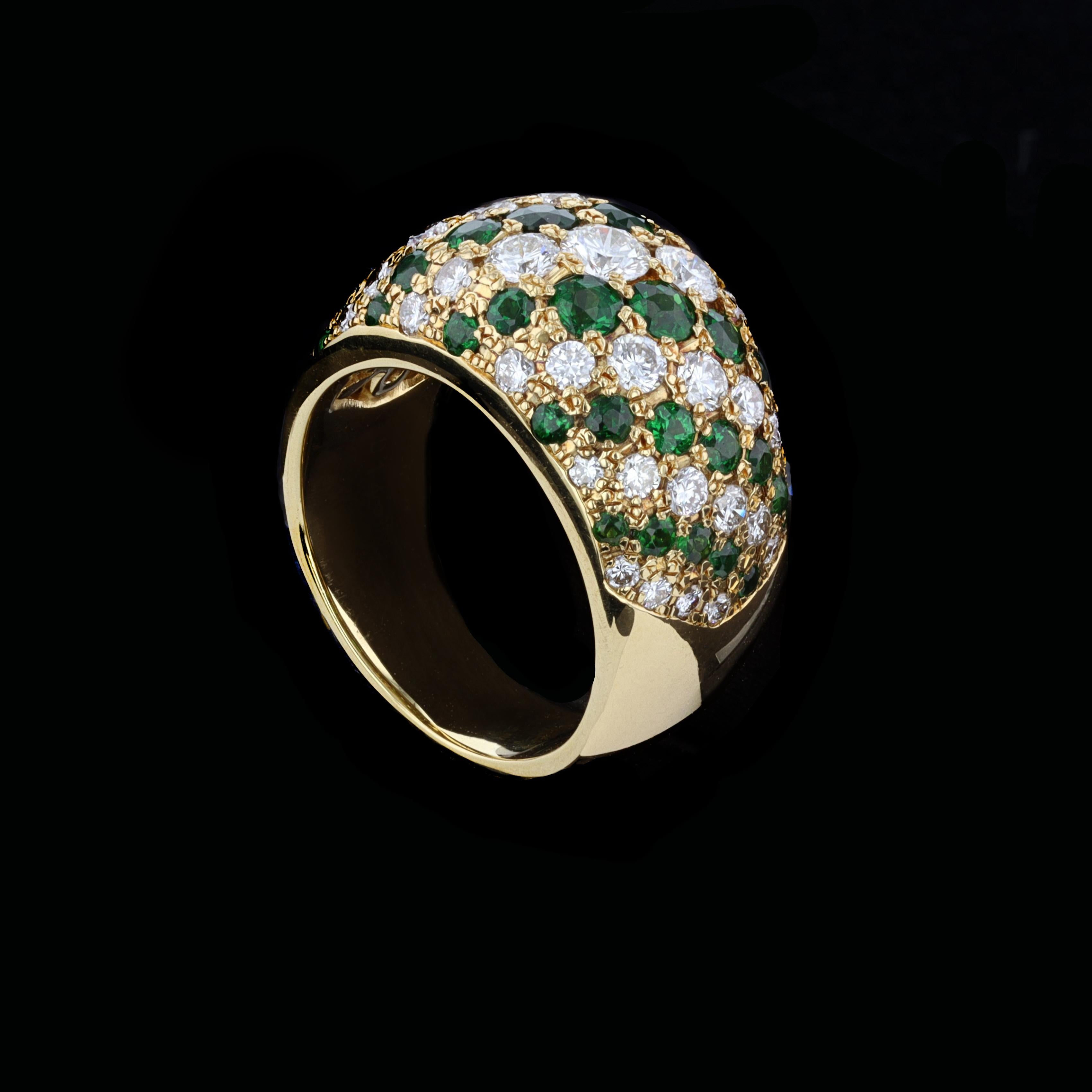 Round Cut 18k Yellow Gold Diamond and Emerald Estate Ring For Sale