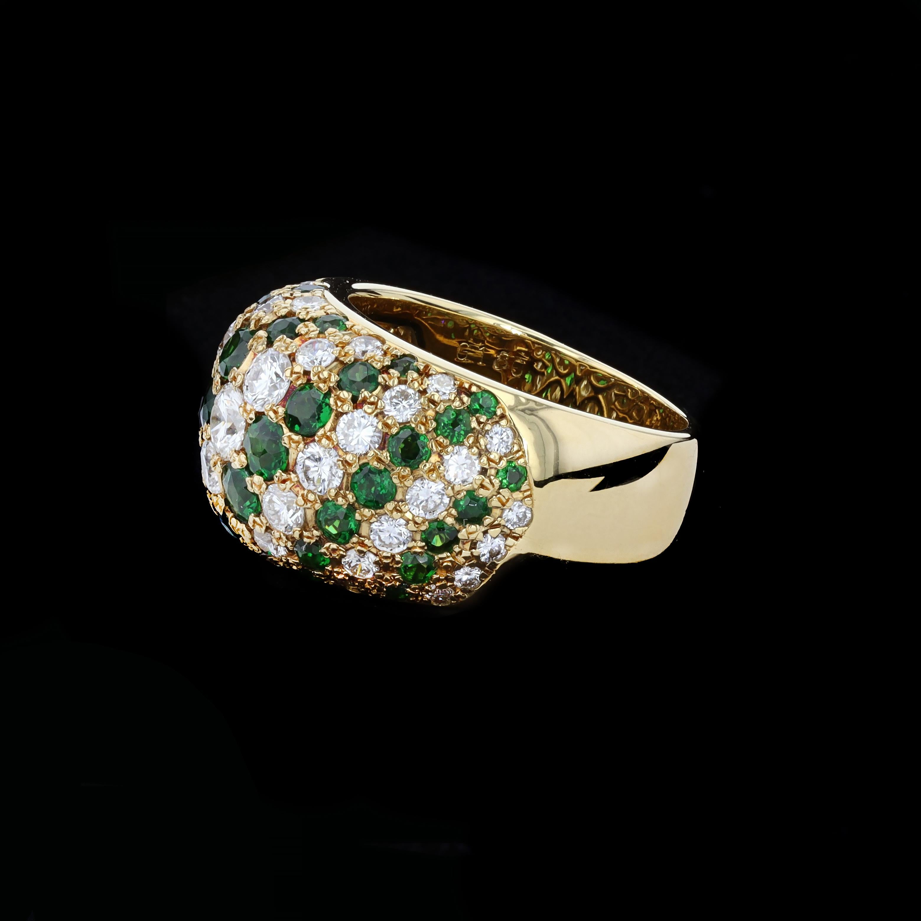 Women's or Men's 18k Yellow Gold Diamond and Emerald Estate Ring For Sale