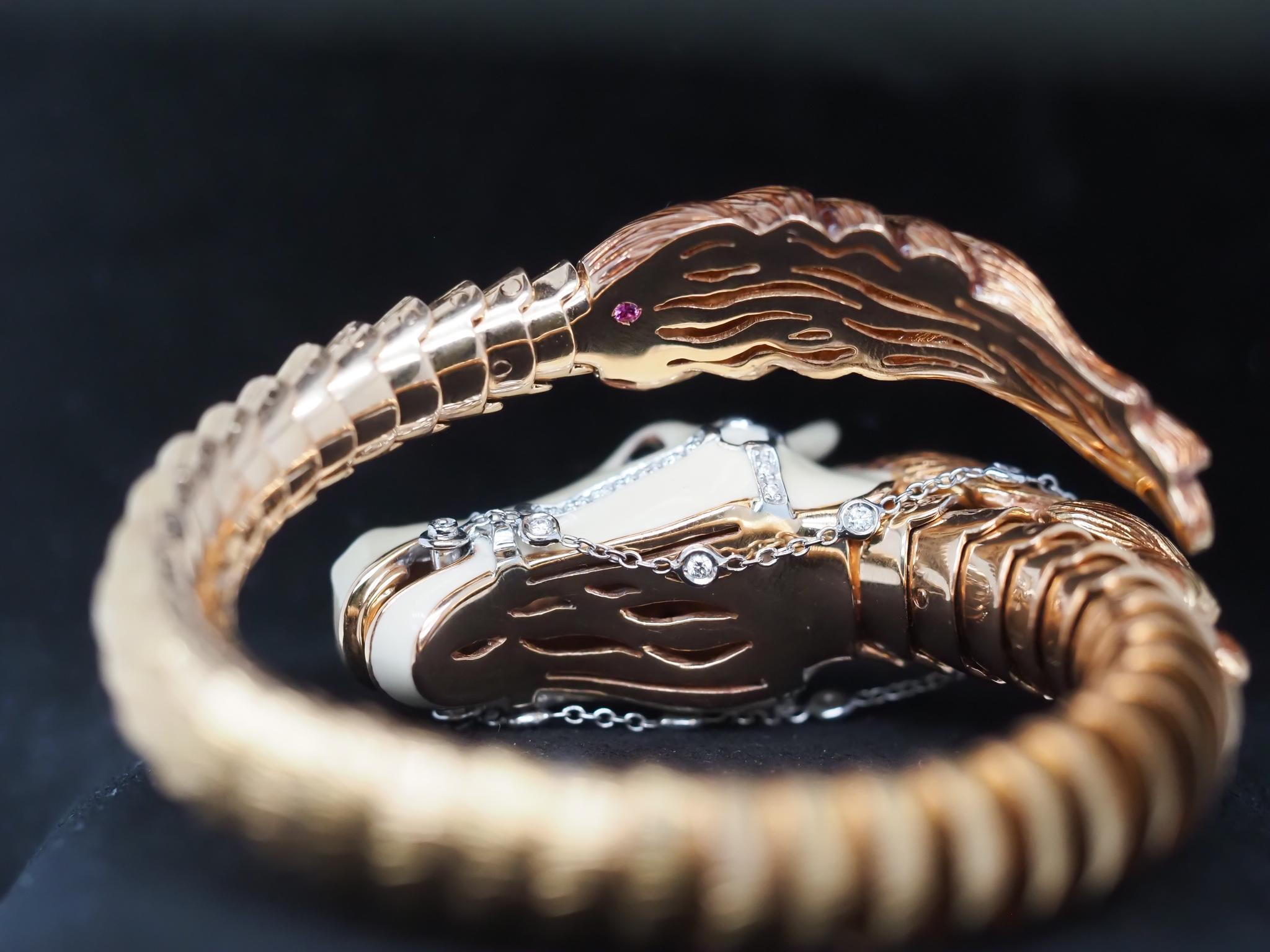 18 Karat Gelbgold Diamant und Emaille Roberto Coin Reiterpferd-Armreif im Zustand „Hervorragend“ in Hicksville, NY