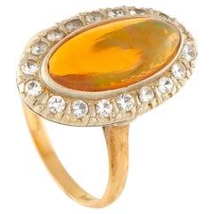 Anello in oro giallo 18K con diamanti e opale di fuoco