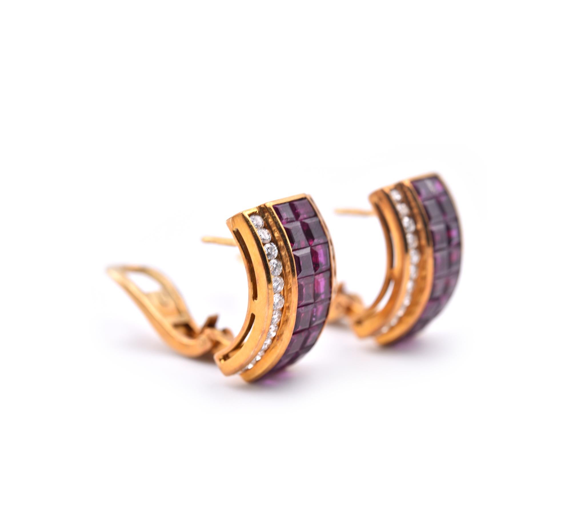 Designer : design personnalisé
Matériau : Or jaune 18k
Diamant : 48 diamants ronds de taille brillant = .96cttw G VS
Rubis : 32 taille princesse = 4,00cttw
Dimensions : boucles d'oreilles 20,27mm x 11,62mm
Fermetures : dos oméga
Poids : 15.29