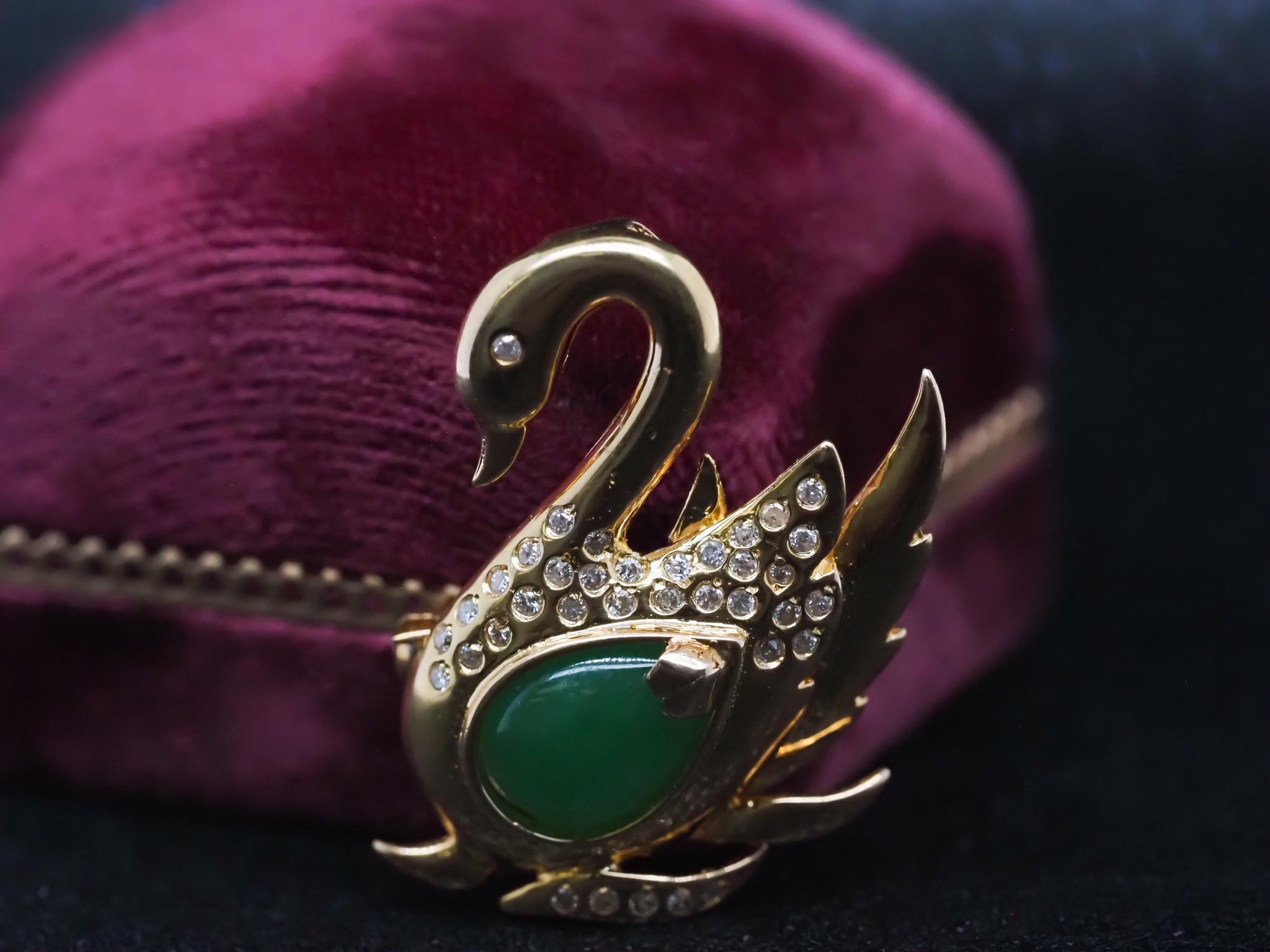 18K Yellow Gold Diamond and Jade Swan Brooch Pin In Good Condition For Sale In Hicksville, NY