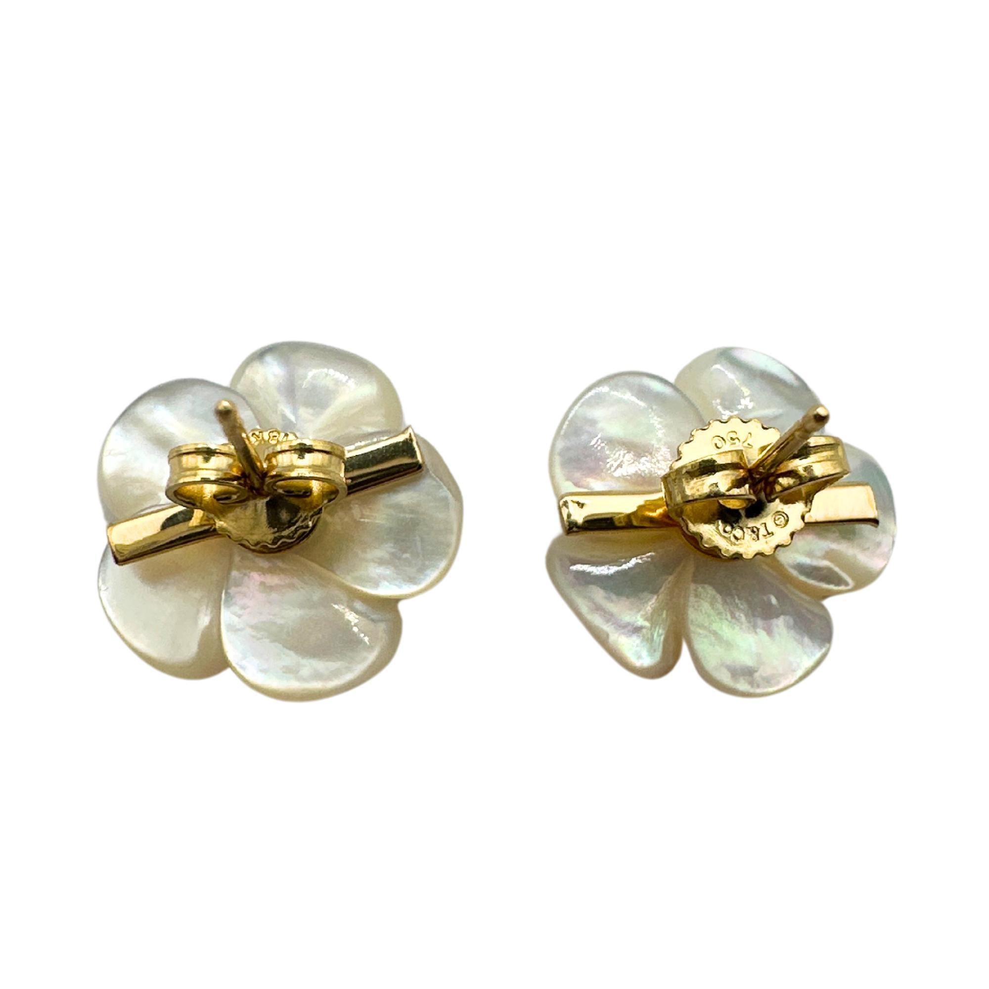 18K Yellow Gold Diamond and Mother of Pearl Stud Earrings
Condition: In good condition with some minor surface wear consistent with age.
Length: 0.75 inches long
Metal: 18k Yellow Gold
Weight: 3.2 grams
Diamond: 0.40 carats