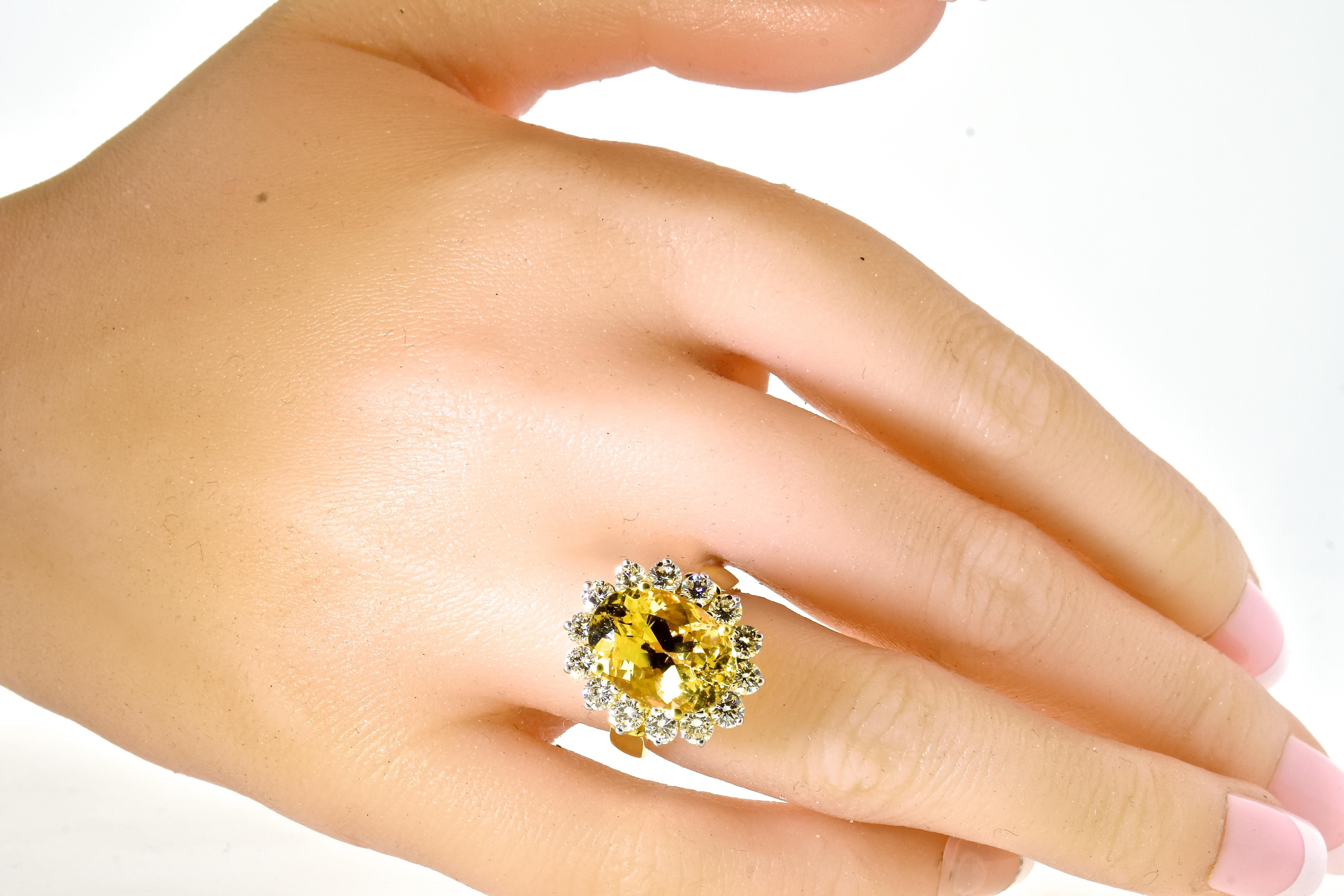 18K yellow gold, Diamond and  natural GIA Certified Golden Yellow Beryl Ring In Excellent Condition In Aspen, CO