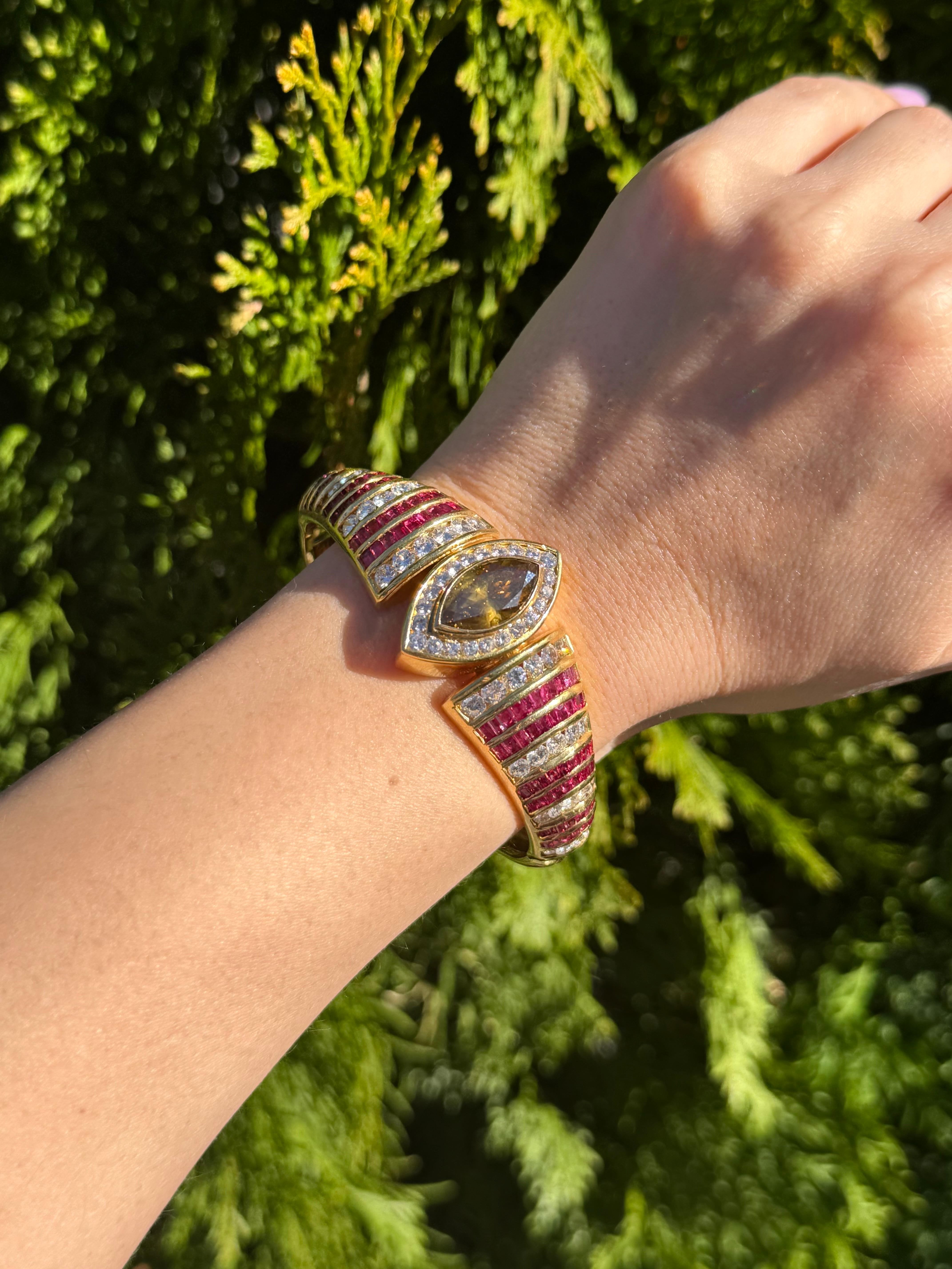 Armband aus 18 Karat Gelbgold mit Diamanten und Rubinen (Marquiseschliff) im Angebot