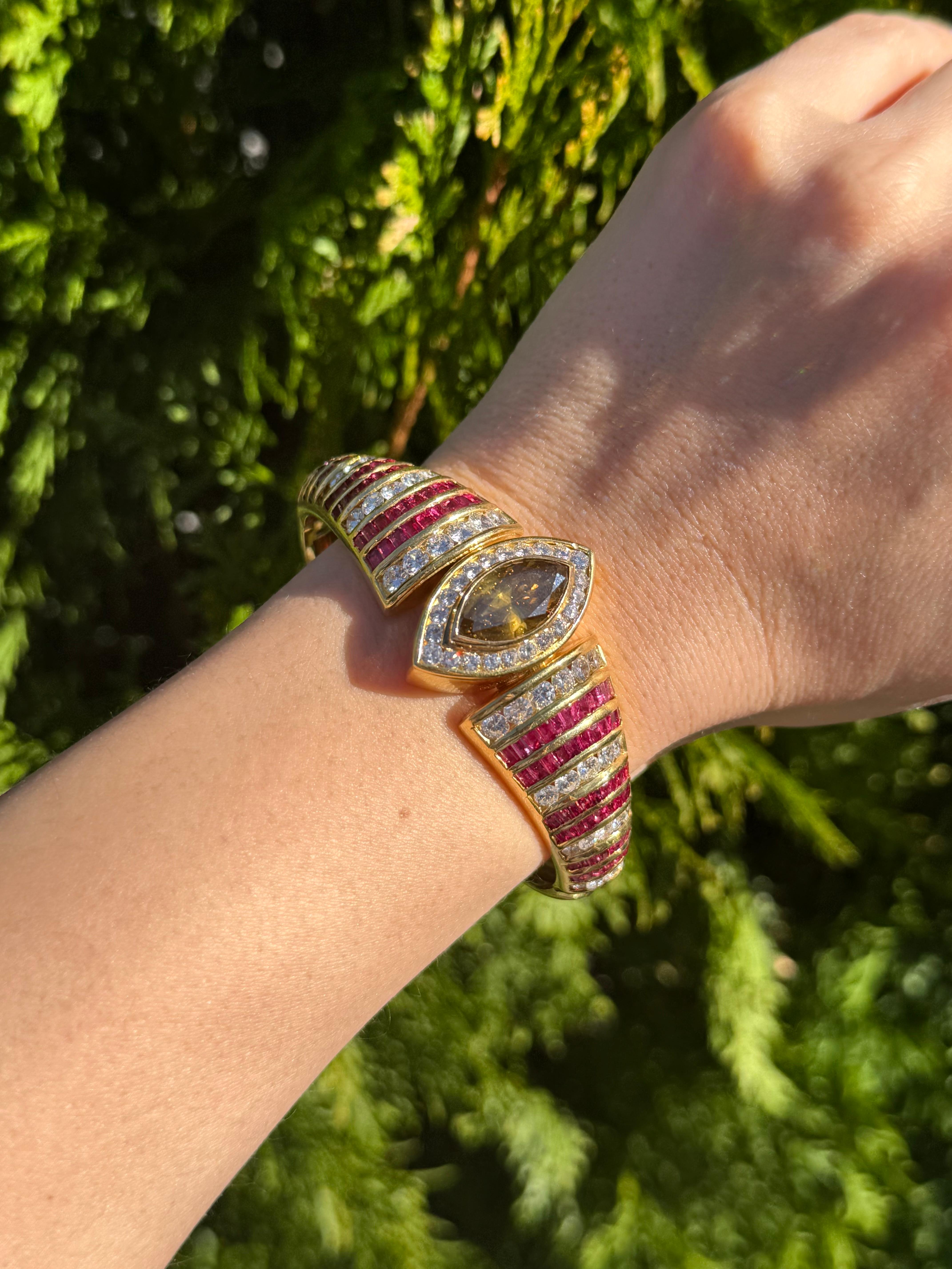 Armband aus 18 Karat Gelbgold mit Diamanten und Rubinen im Zustand „Hervorragend“ im Angebot in Great Neck Plaza, NY