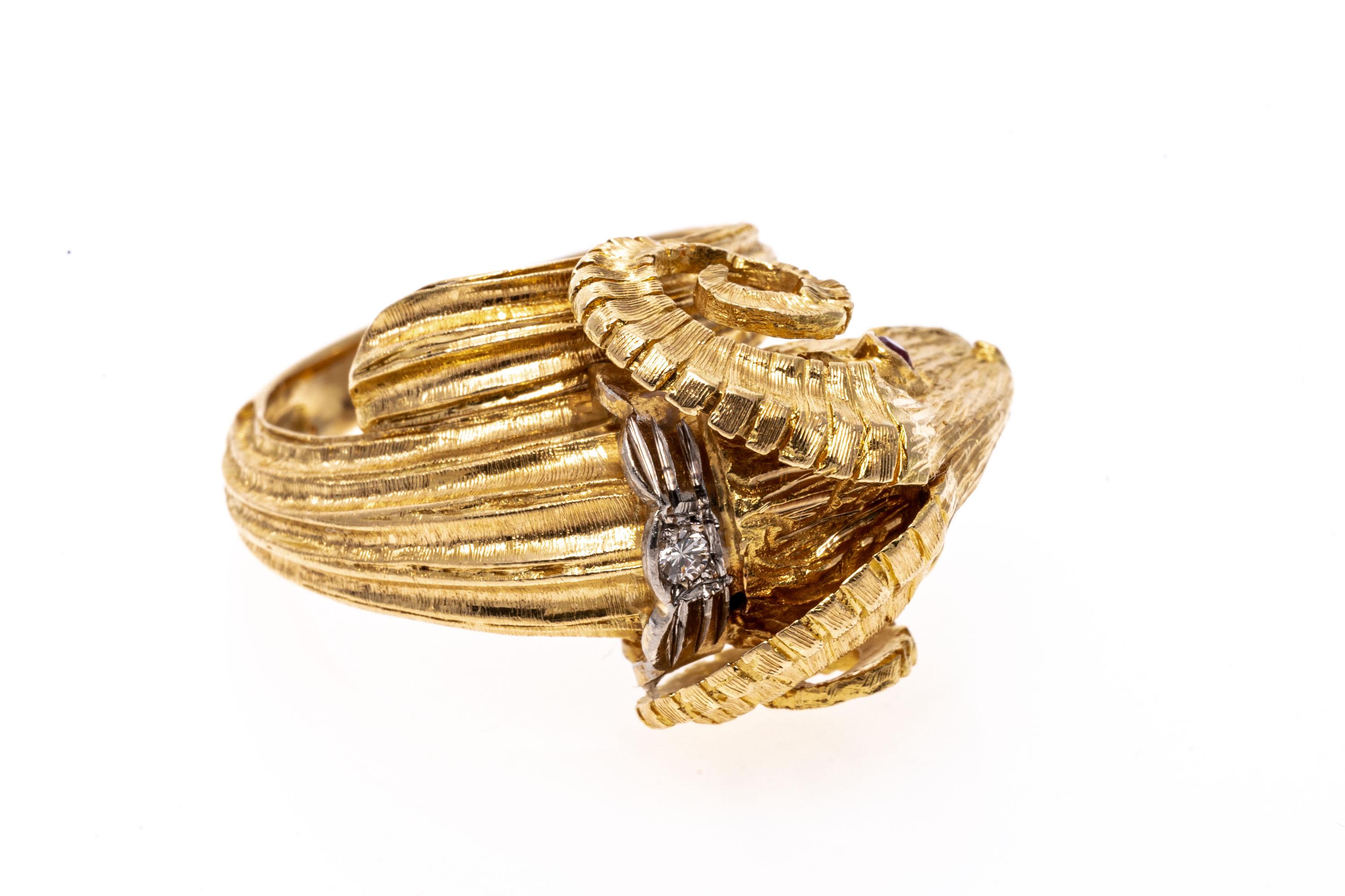 18 Karat Gelbgold Ring mit griechischem Widderkopf, Diamant und Rubin (Rundschliff) im Angebot