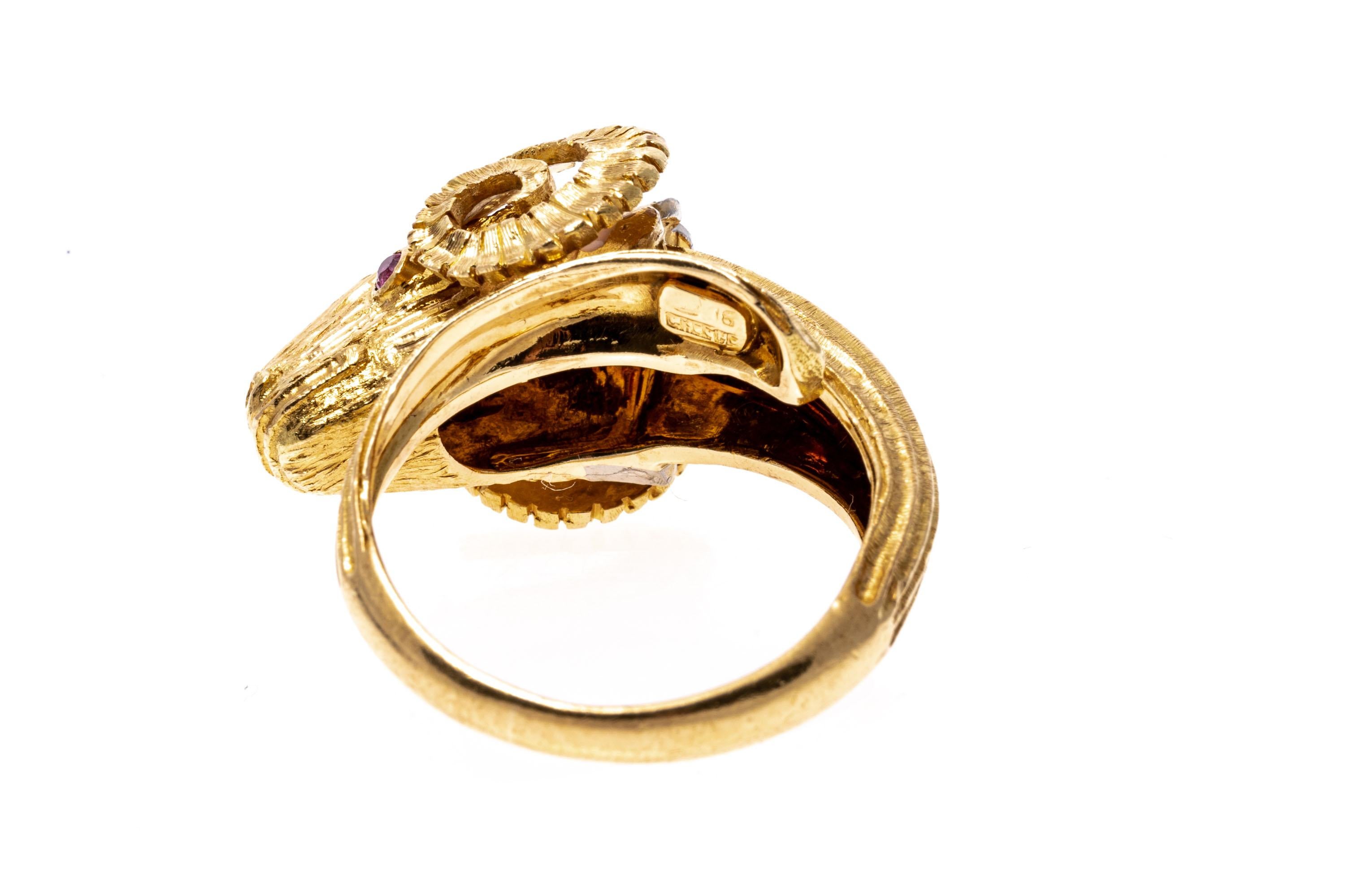 18 Karat Gelbgold Ring mit griechischem Widderkopf, Diamant und Rubin im Zustand „Gut“ im Angebot in Southport, CT