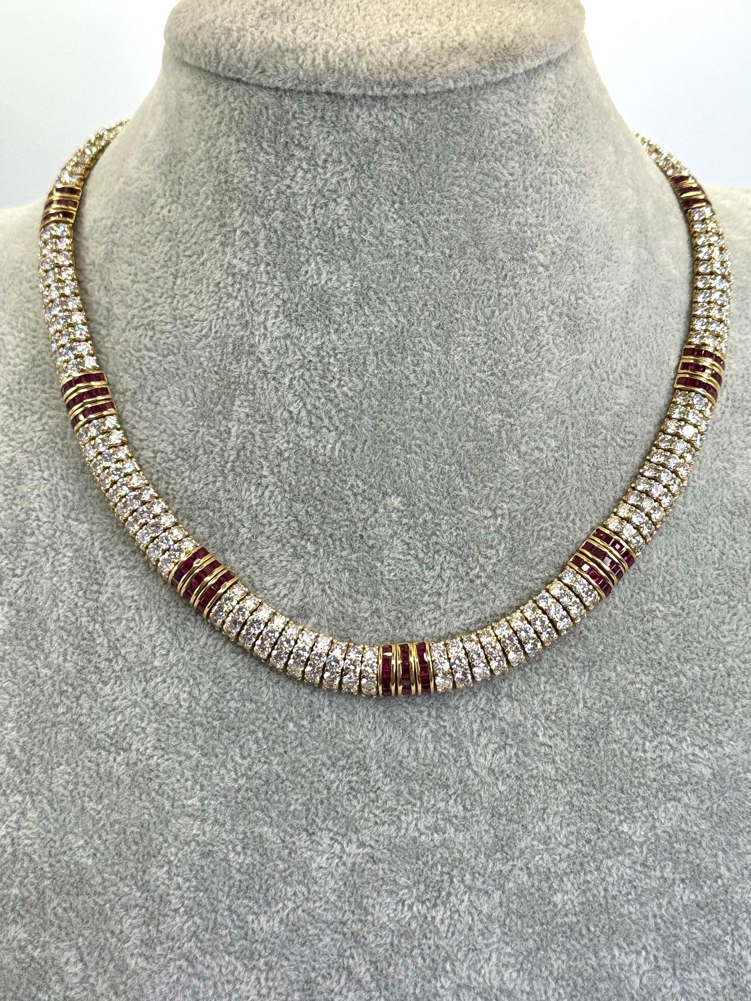 Una spettacolare parure vintage in oro giallo 18 carati con rubini e diamanti, ricca di un fascino senza tempo. Questo duo di gioielli è composto da un bracciale da 7,5
