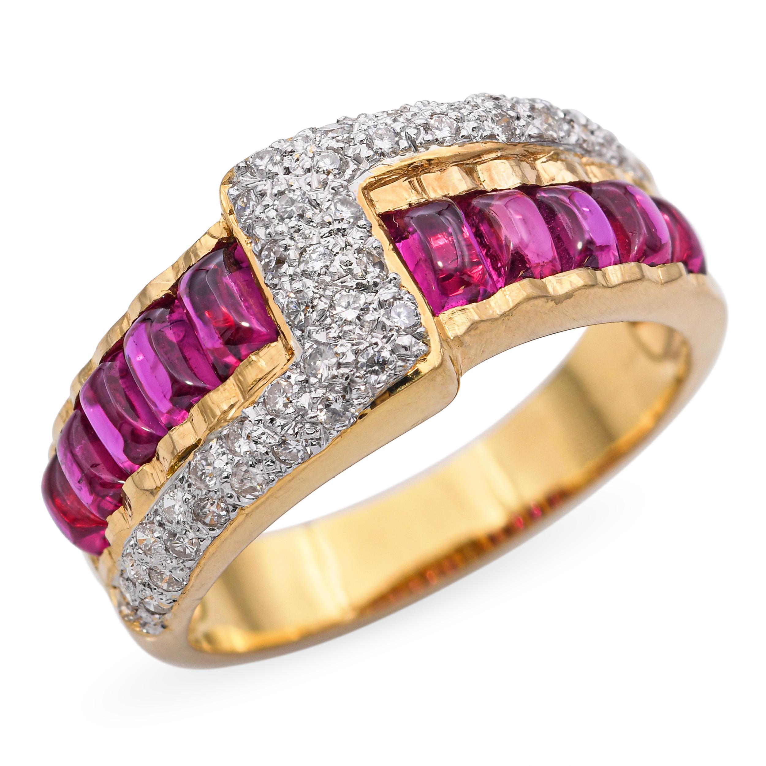 Cette bague remarquable est réalisée en or jaune 18 carats et met en valeur des cabochons de rubis sertis dans des canaux le long de chaque épaule. Au centre, une rangée de diamants pavés sépare élégamment les sections de rubis, créant un point